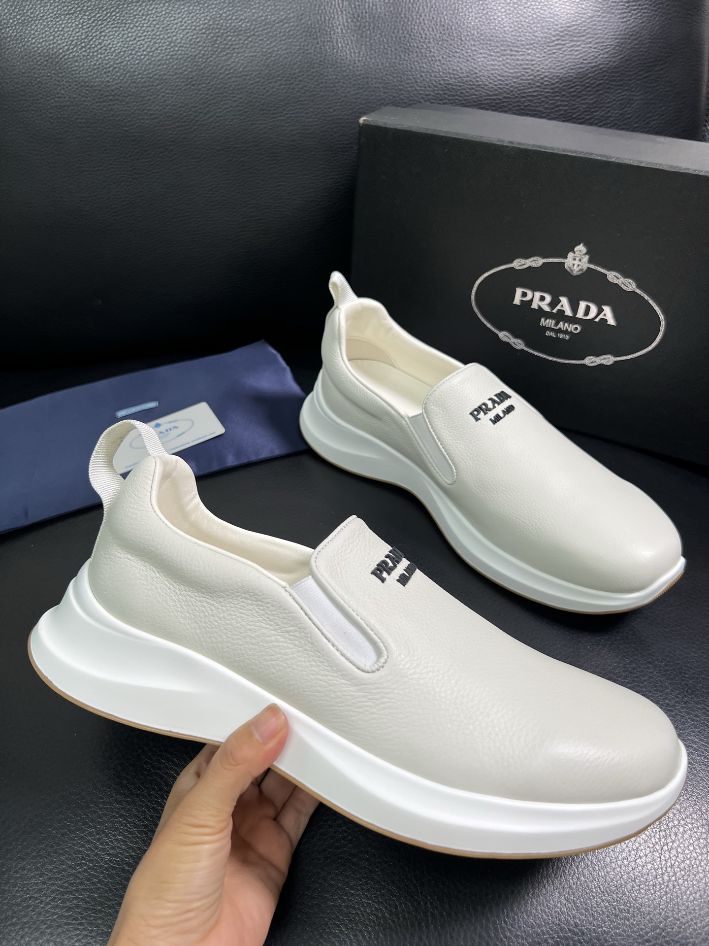  Prada🔍顶级代购🇮🇹 普拉达 专柜新款，原厂配置意大利进口牛皮面料，高品质复杂拼接工艺，进口牛皮内