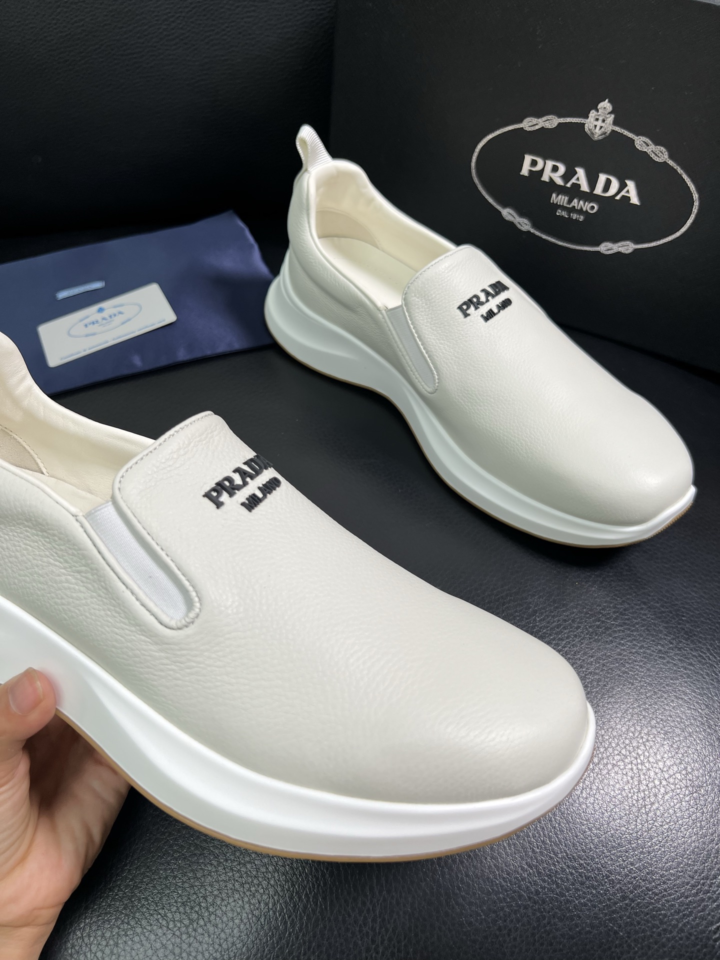  Prada🔍顶级代购🇮🇹 普拉达 专柜新款，原厂配置意大利进口牛皮面料，高品质复杂拼接工艺，进口牛皮内