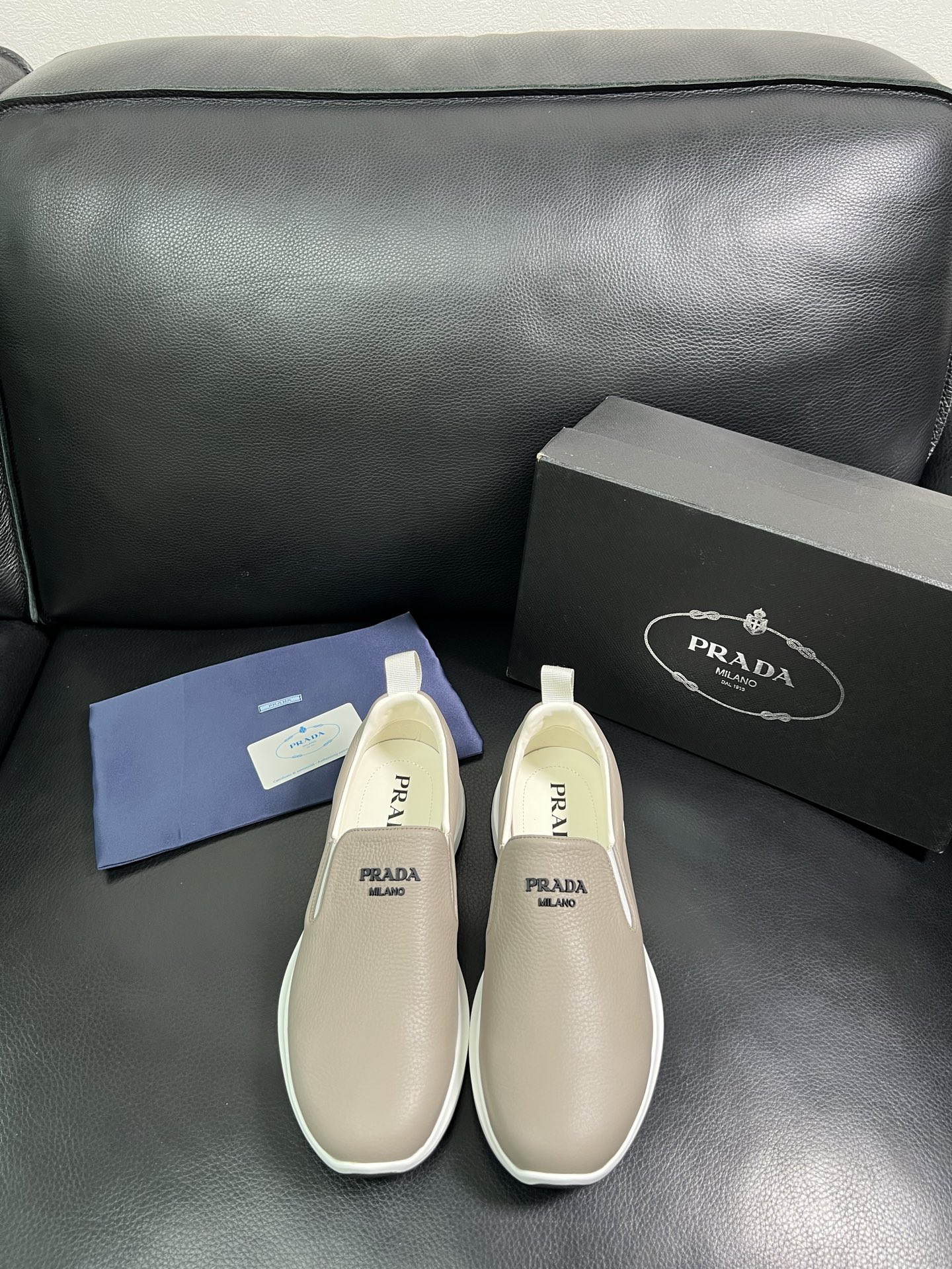  Prada🔍顶级代购🇮🇹 普拉达 专柜新款，原厂配置意大利进口牛皮面料，高品质复杂拼接工艺，进口牛皮内