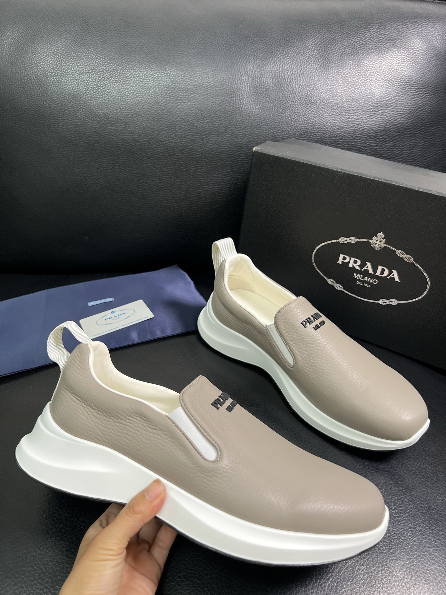  Prada🔍顶级代购🇮🇹 普拉达 专柜新款，原厂配置意大利进口牛皮面料，高品质复杂拼接工艺，进口牛皮内