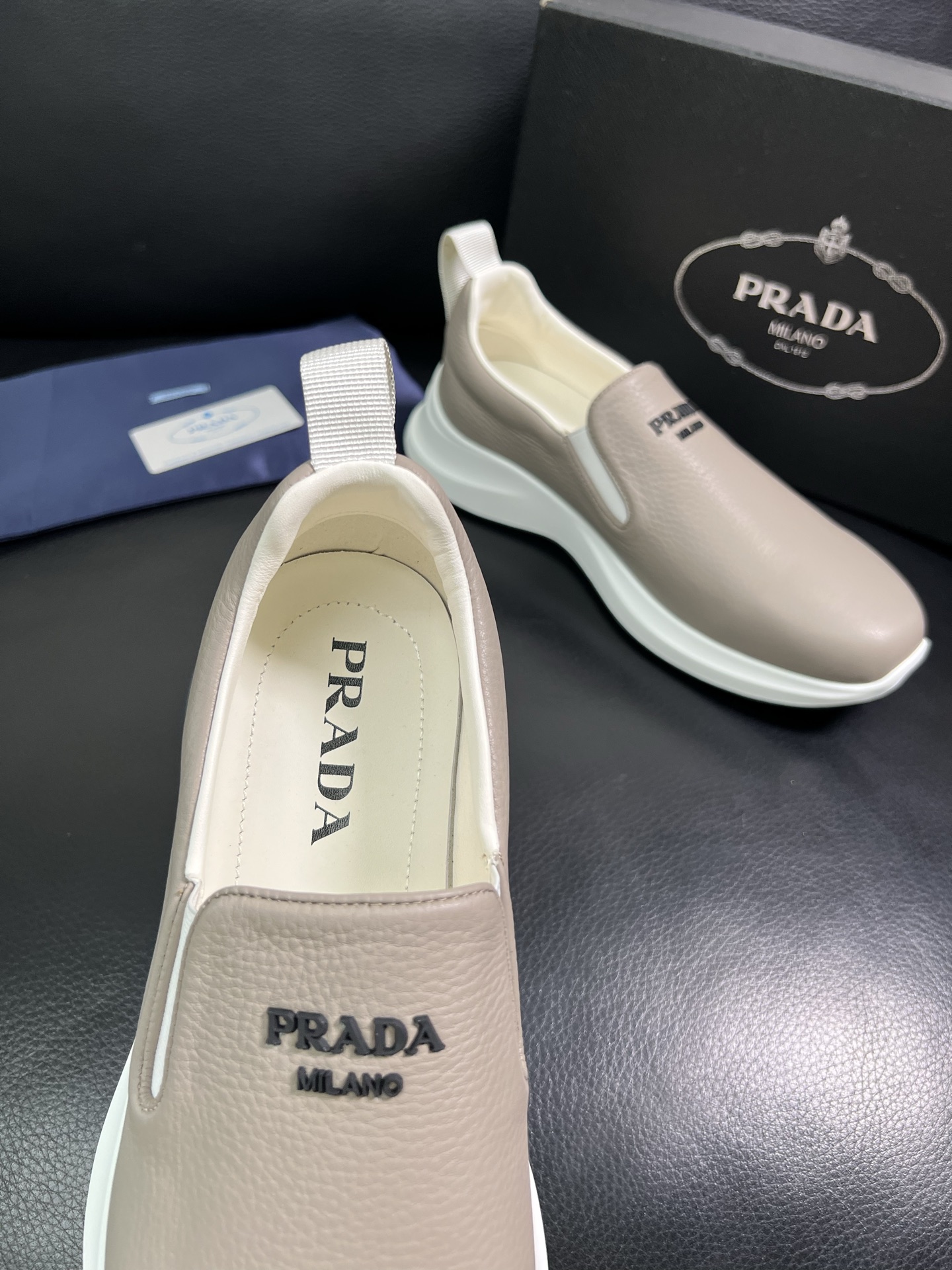  Prada🔍顶级代购🇮🇹 普拉达 专柜新款，原厂配置意大利进口牛皮面料，高品质复杂拼接工艺，进口牛皮内
