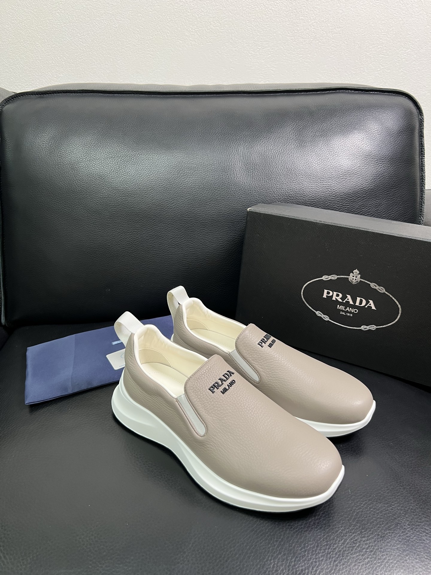  Prada🔍顶级代购🇮🇹 普拉达 专柜新款，原厂配置意大利进口牛皮面料，高品质复杂拼接工艺，进口牛皮内