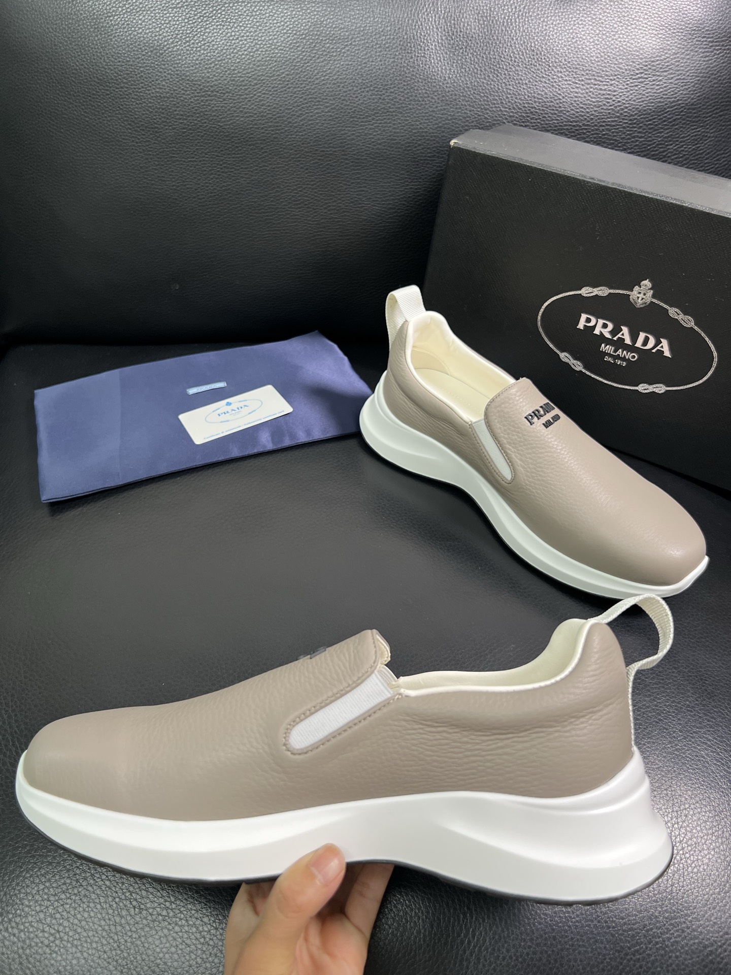  Prada🔍顶级代购🇮🇹 普拉达 专柜新款，原厂配置意大利进口牛皮面料，高品质复杂拼接工艺，进口牛皮内
