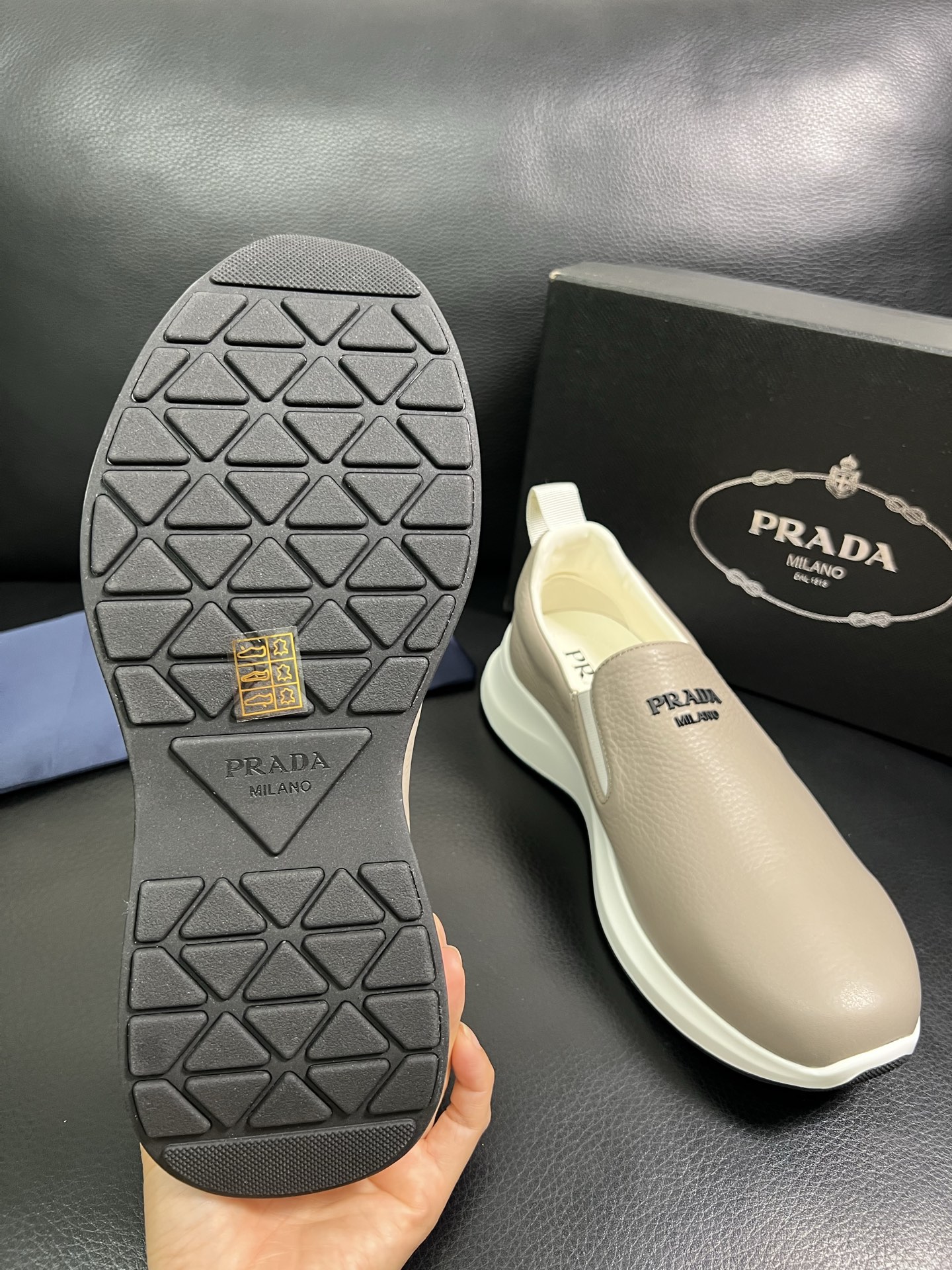  Prada🔍顶级代购🇮🇹 普拉达 专柜新款，原厂配置意大利进口牛皮面料，高品质复杂拼接工艺，进口牛皮内