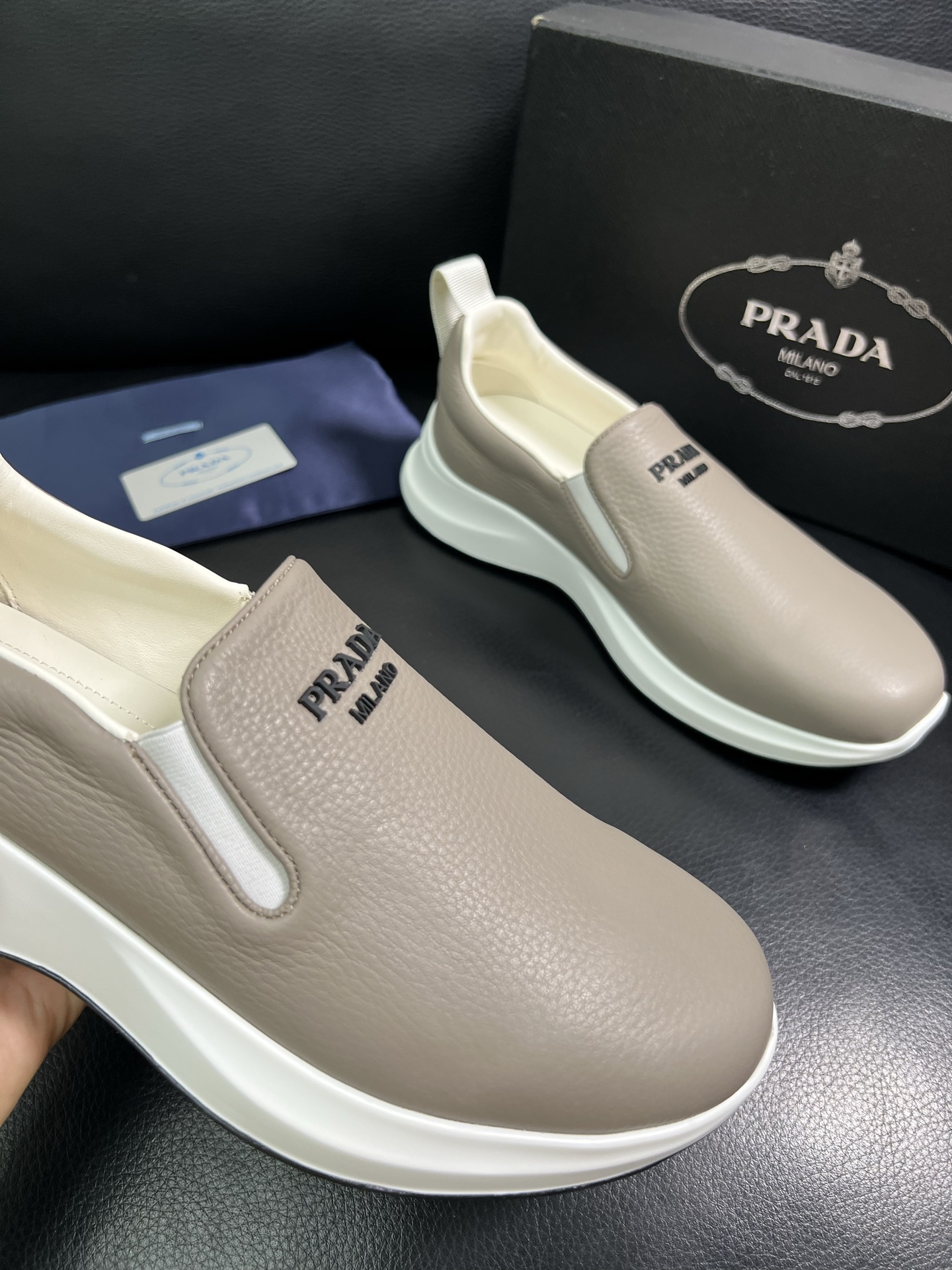  Prada🔍顶级代购🇮🇹 普拉达 专柜新款，原厂配置意大利进口牛皮面料，高品质复杂拼接工艺，进口牛皮内