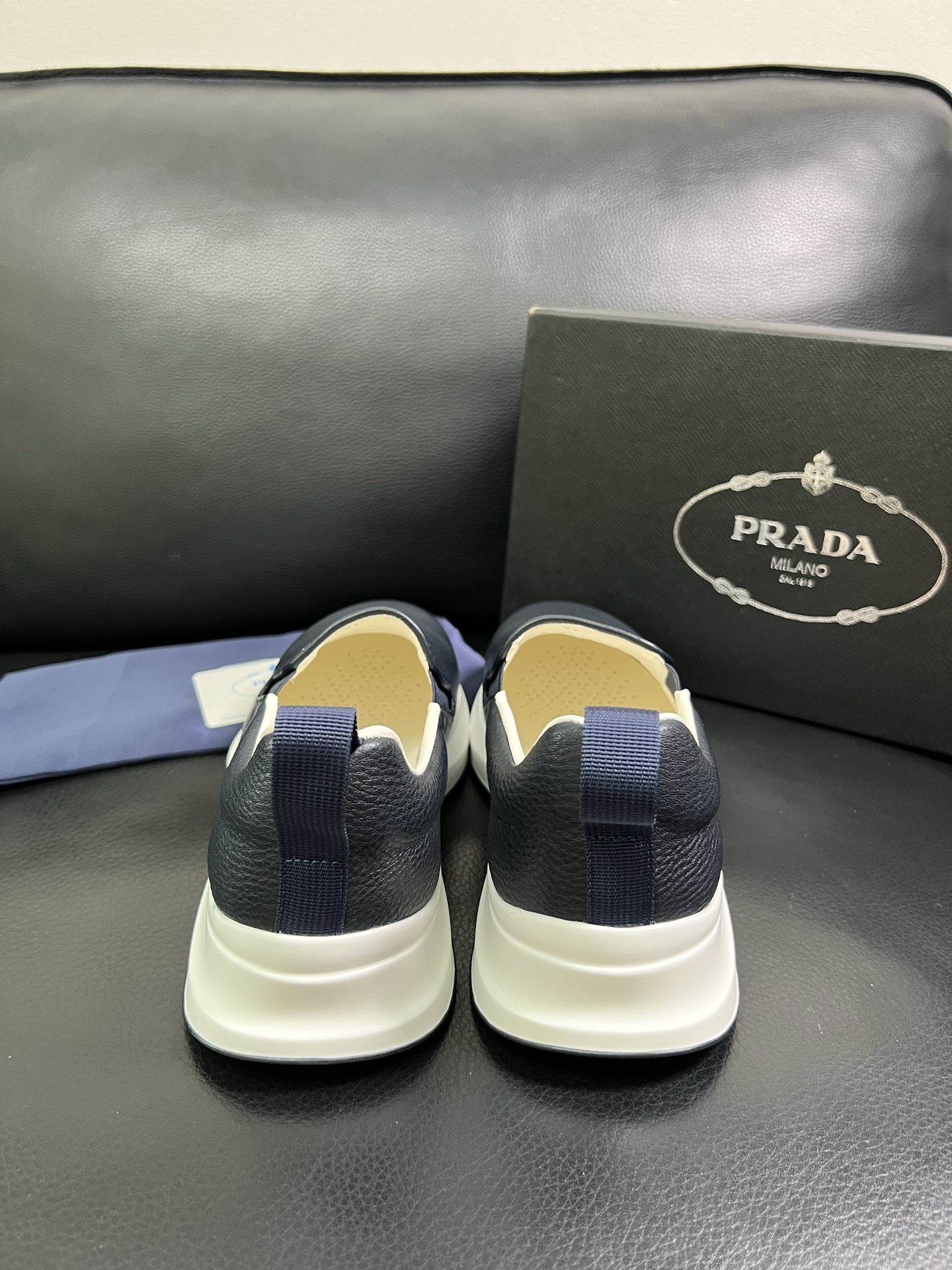  Prada🔍顶级代购🇮🇹 普拉达 专柜新款，原厂配置意大利进口牛皮面料，高品质复杂拼接工艺，进口牛皮内