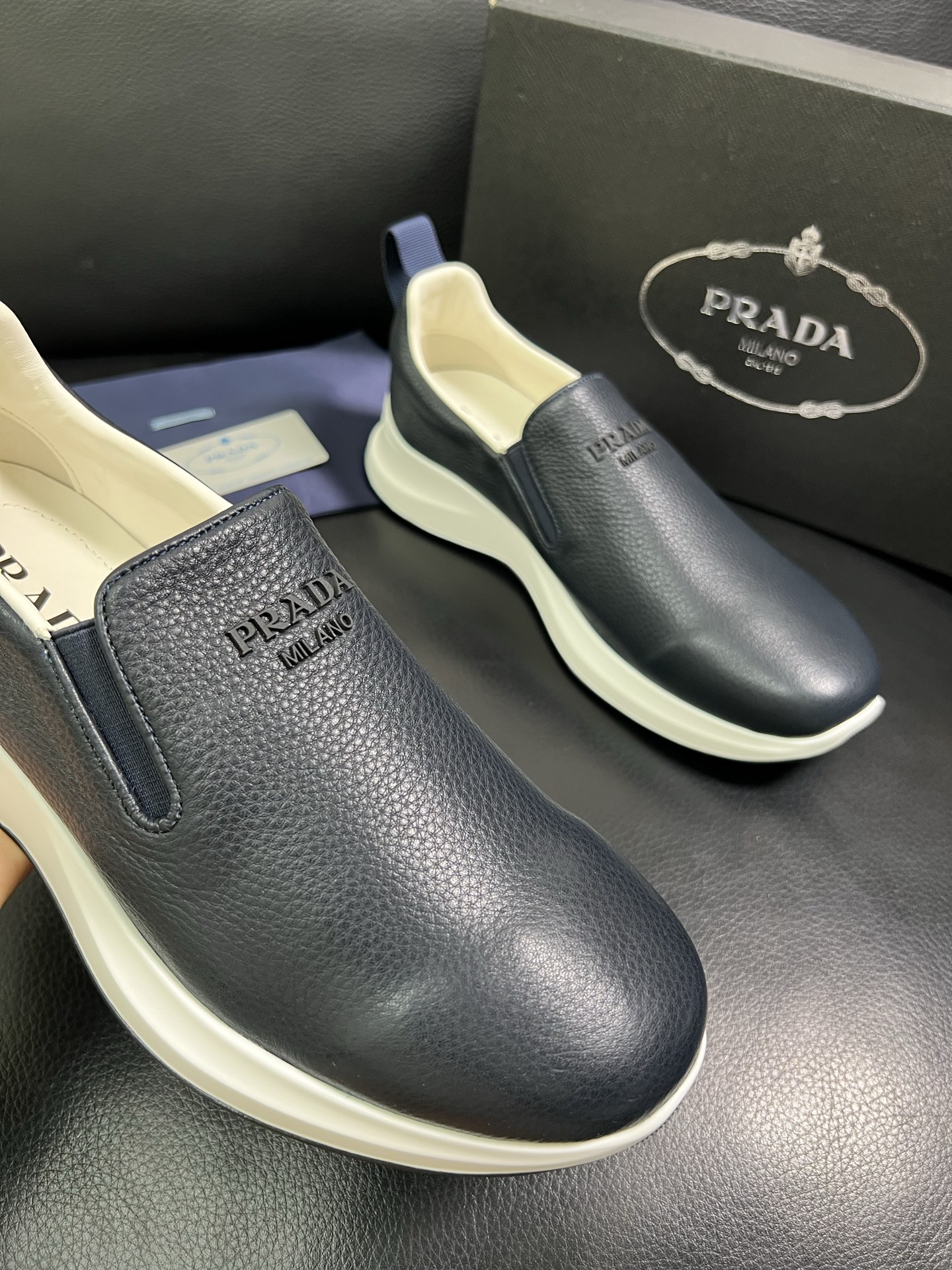  Prada🔍顶级代购🇮🇹 普拉达 专柜新款，原厂配置意大利进口牛皮面料，高品质复杂拼接工艺，进口牛皮内