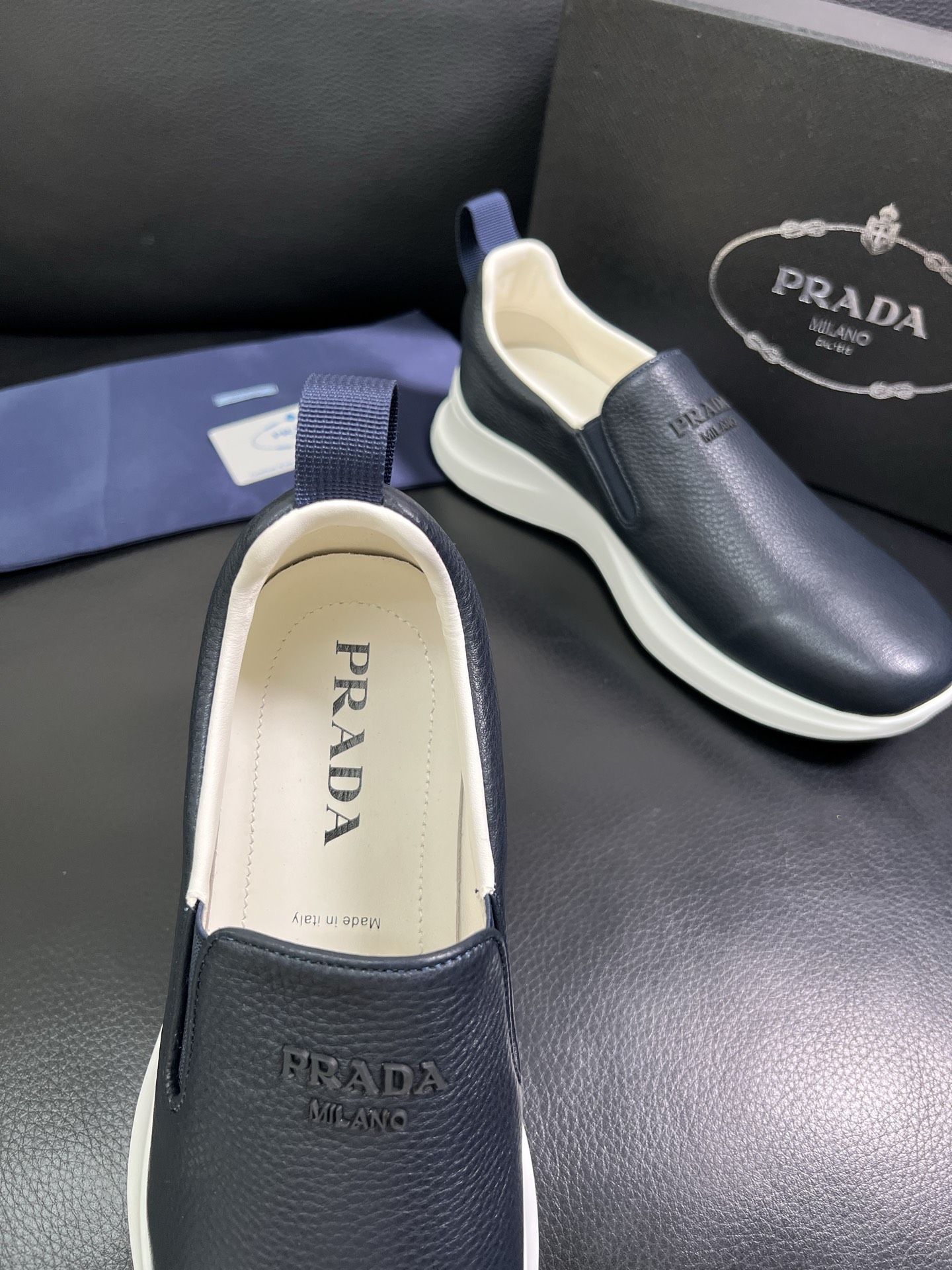  Prada🔍顶级代购🇮🇹 普拉达 专柜新款，原厂配置意大利进口牛皮面料，高品质复杂拼接工艺，进口牛皮内