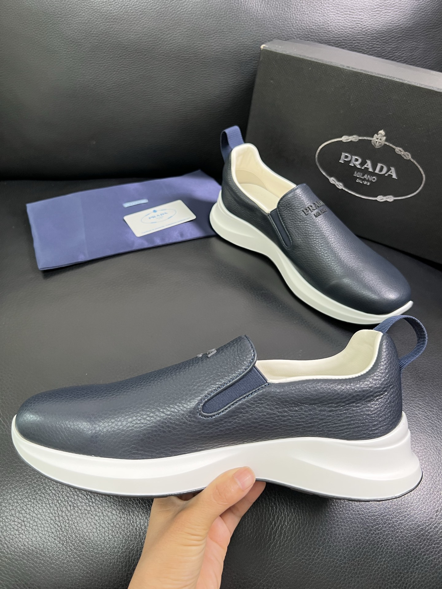 Prada🔍顶级代购🇮🇹 普拉达 专柜新款，原厂配置意大利进口牛皮面料，高品质复杂拼接工艺，进口牛皮内