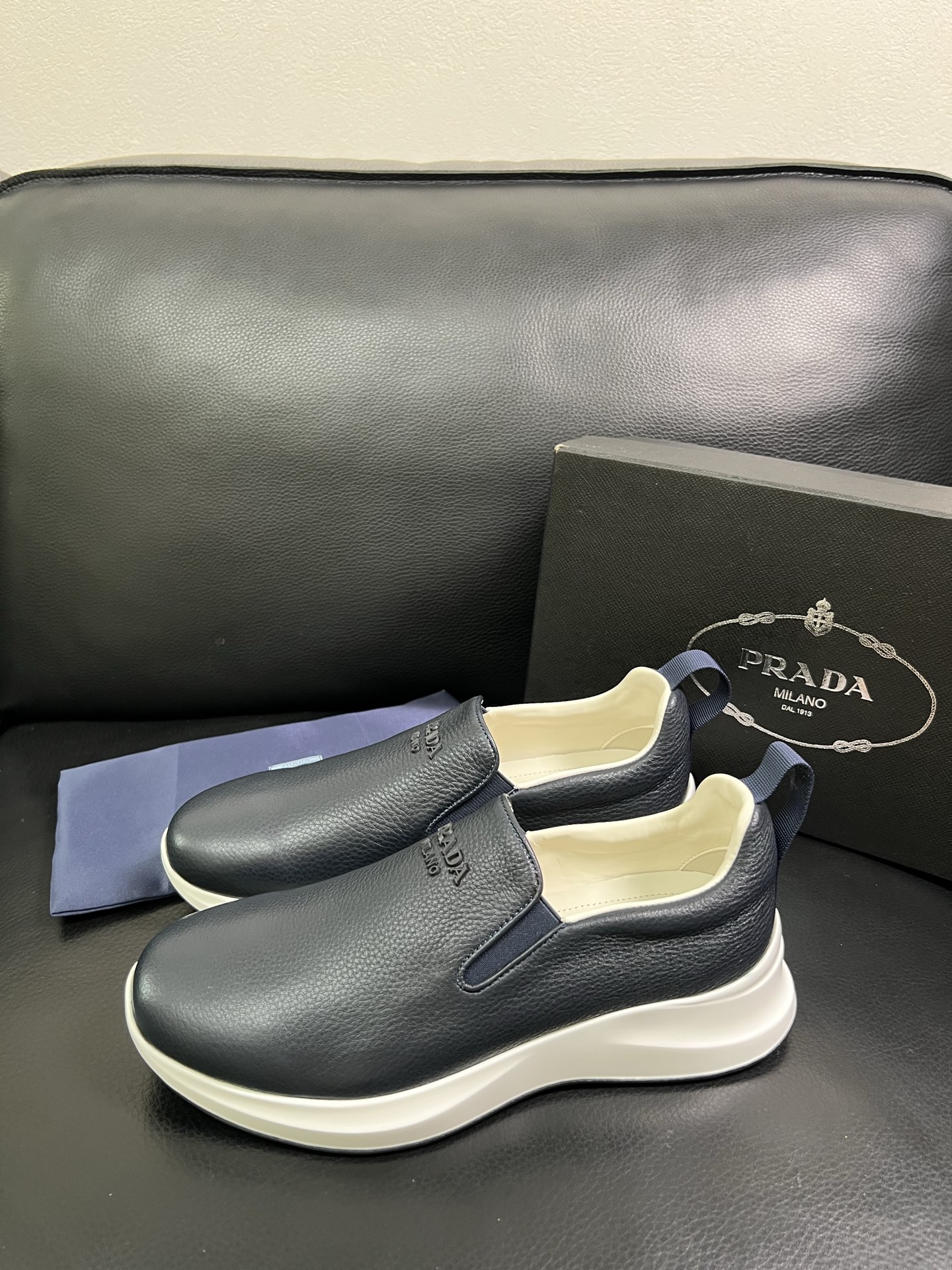  Prada🔍顶级代购🇮🇹 普拉达 专柜新款，原厂配置意大利进口牛皮面料，高品质复杂拼接工艺，进口牛皮内