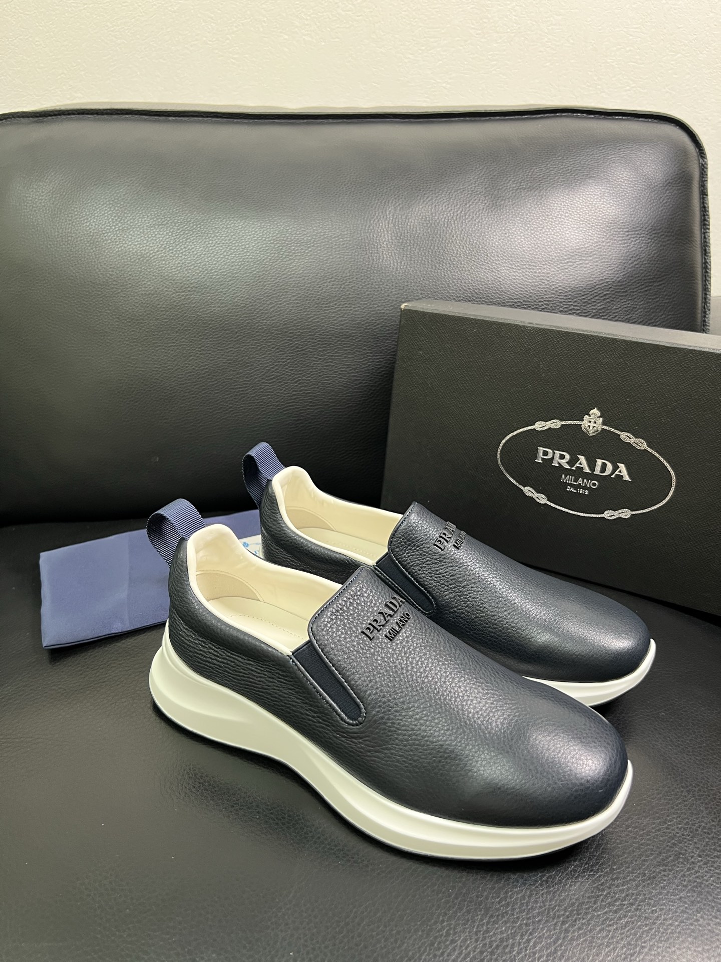  Prada🔍顶级代购🇮🇹 普拉达 专柜新款，原厂配置意大利进口牛皮面料，高品质复杂拼接工艺，进口牛皮内