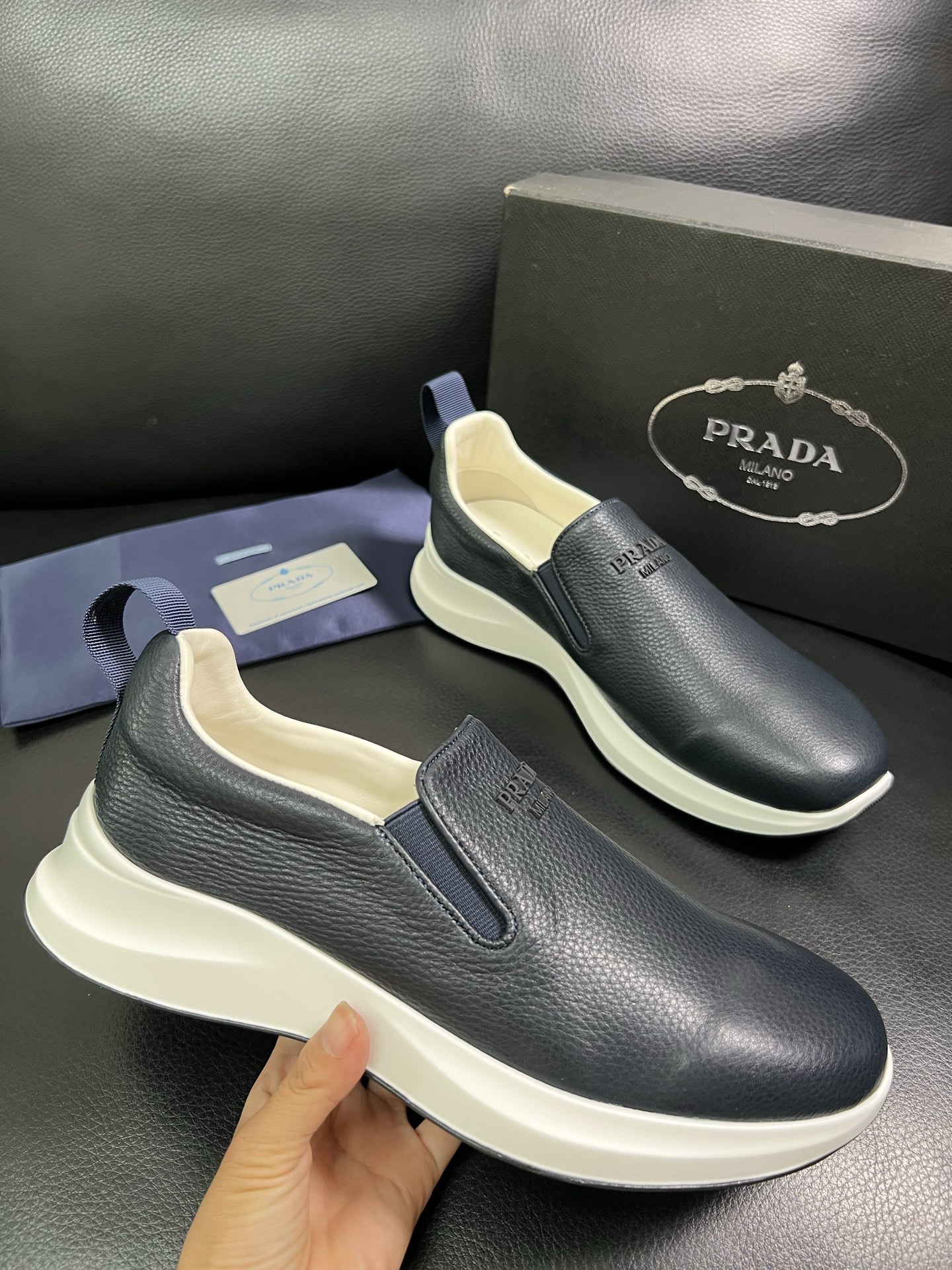  Prada🔍顶级代购🇮🇹 普拉达 专柜新款，原厂配置意大利进口牛皮面料，高品质复杂拼接工艺，进口牛皮内