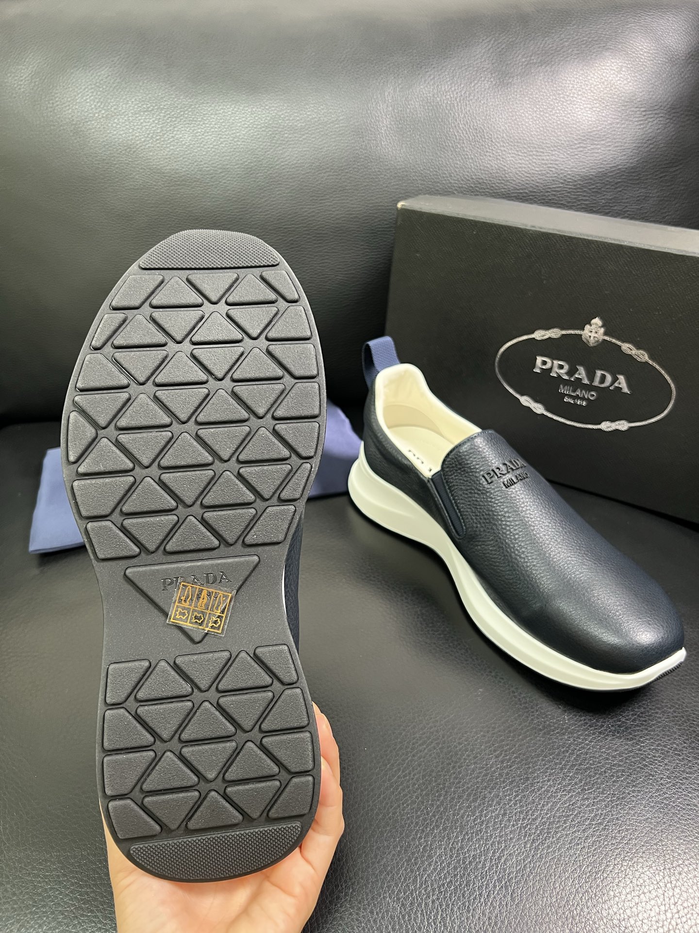  Prada🔍顶级代购🇮🇹 普拉达 专柜新款，原厂配置意大利进口牛皮面料，高品质复杂拼接工艺，进口牛皮内