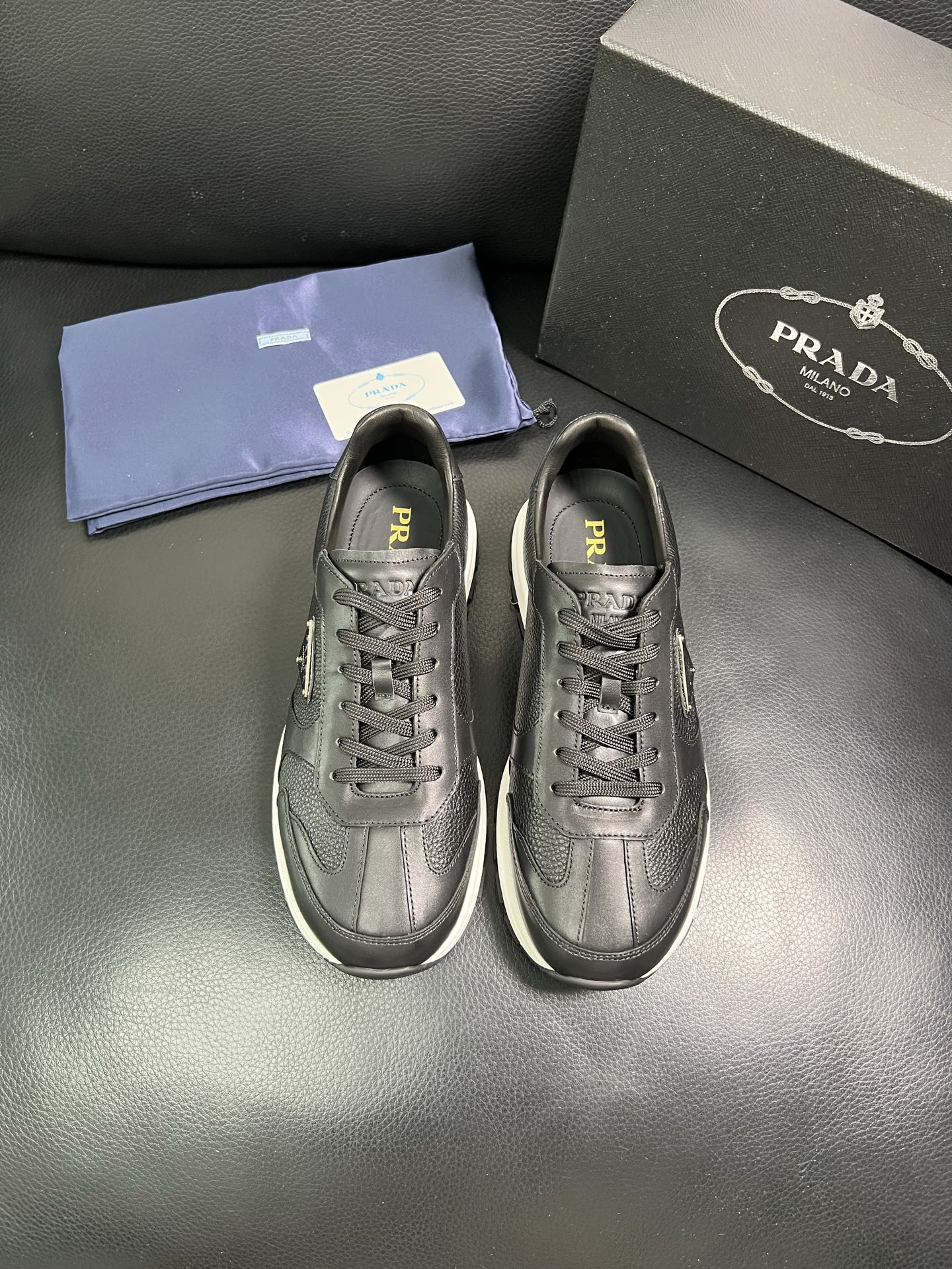  Prada🔍顶级代购🇮🇹 普拉达 专柜新款，原厂配置意大利进口牛皮面料，高品质复杂拼接工艺，进口牛皮内