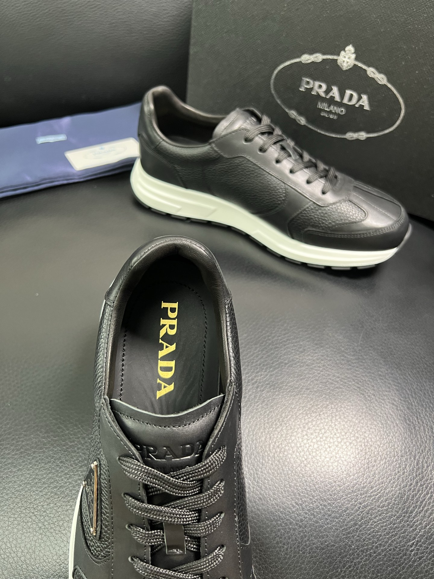  Prada🔍顶级代购🇮🇹 普拉达 专柜新款，原厂配置意大利进口牛皮面料，高品质复杂拼接工艺，进口牛皮内