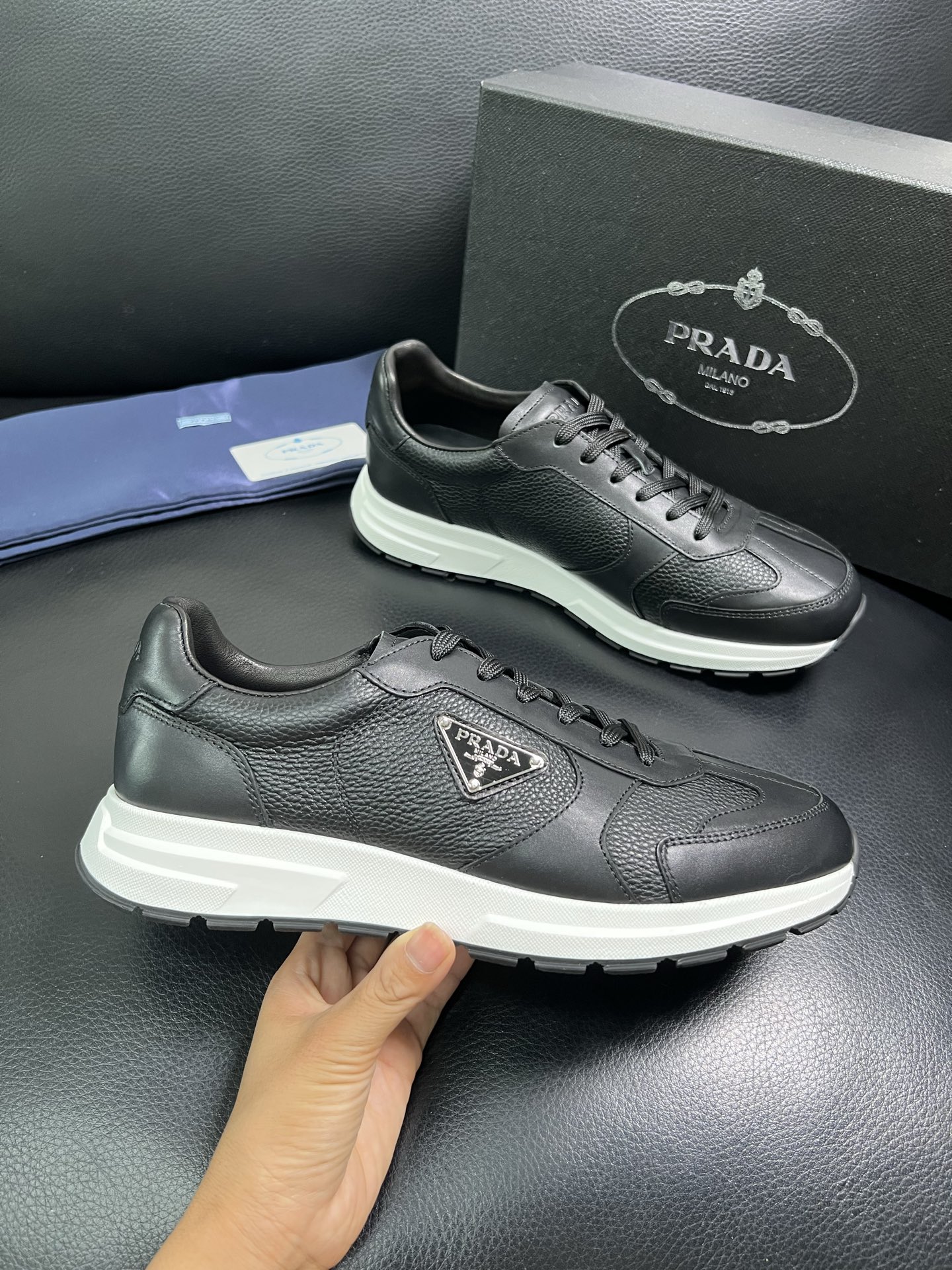  Prada🔍顶级代购🇮🇹 普拉达 专柜新款，原厂配置意大利进口牛皮面料，高品质复杂拼接工艺，进口牛皮内