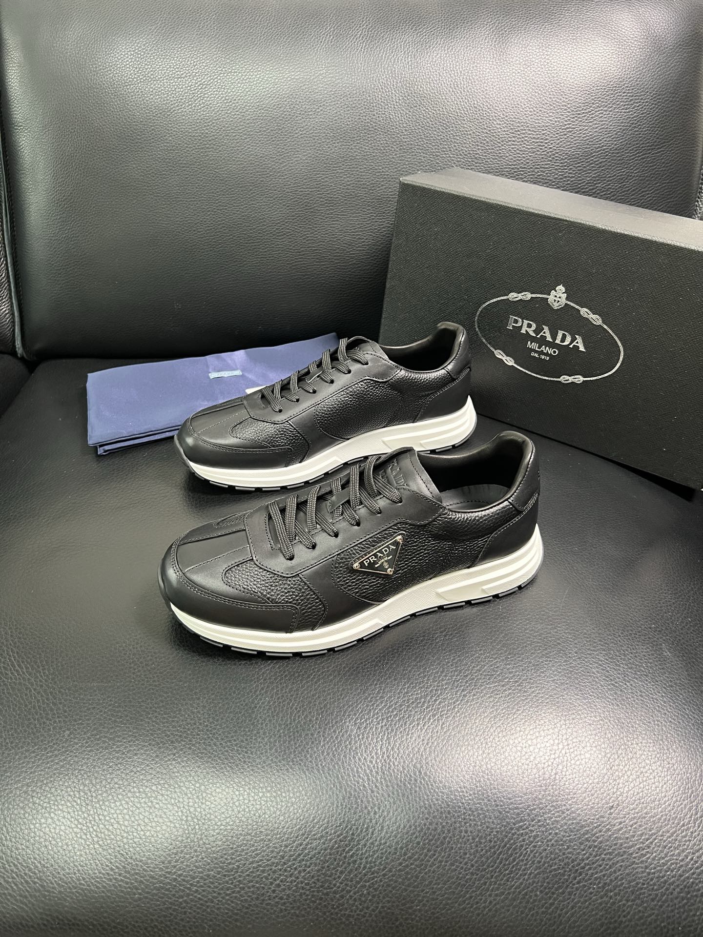  Prada🔍顶级代购🇮🇹 普拉达 专柜新款，原厂配置意大利进口牛皮面料，高品质复杂拼接工艺，进口牛皮内