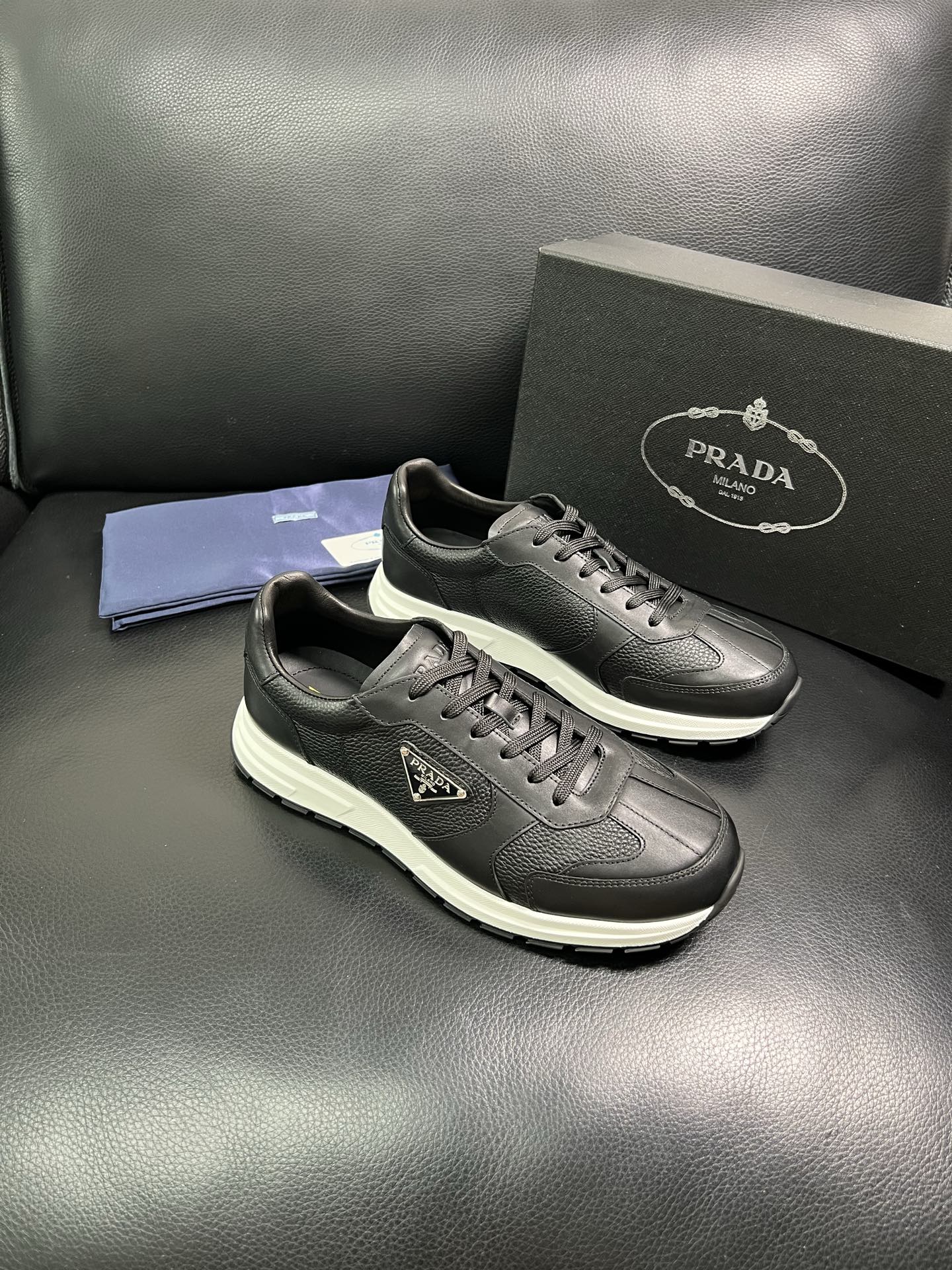  Prada🔍顶级代购🇮🇹 普拉达 专柜新款，原厂配置意大利进口牛皮面料，高品质复杂拼接工艺，进口牛皮内
