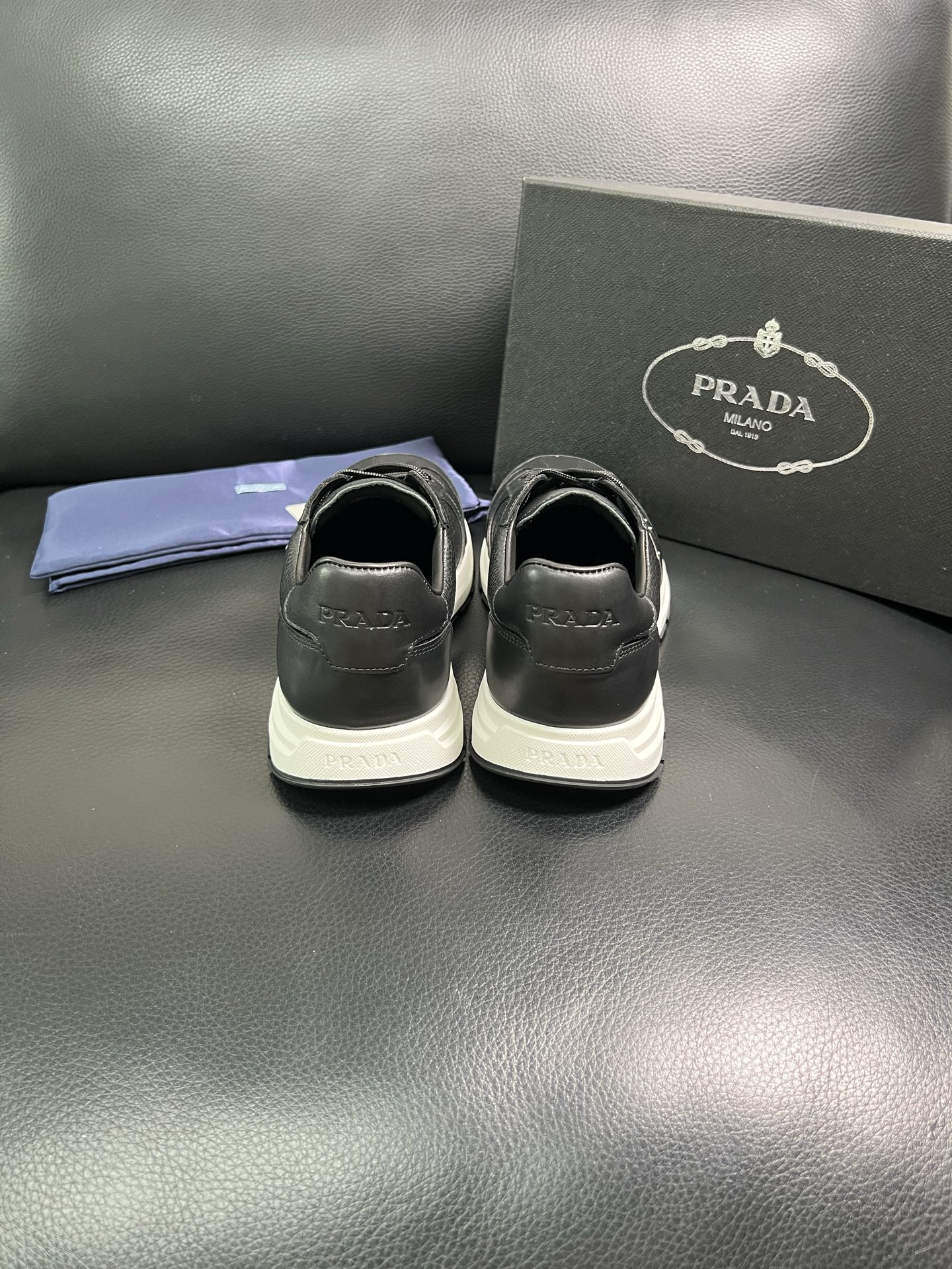  Prada🔍顶级代购🇮🇹 普拉达 专柜新款，原厂配置意大利进口牛皮面料，高品质复杂拼接工艺，进口牛皮内