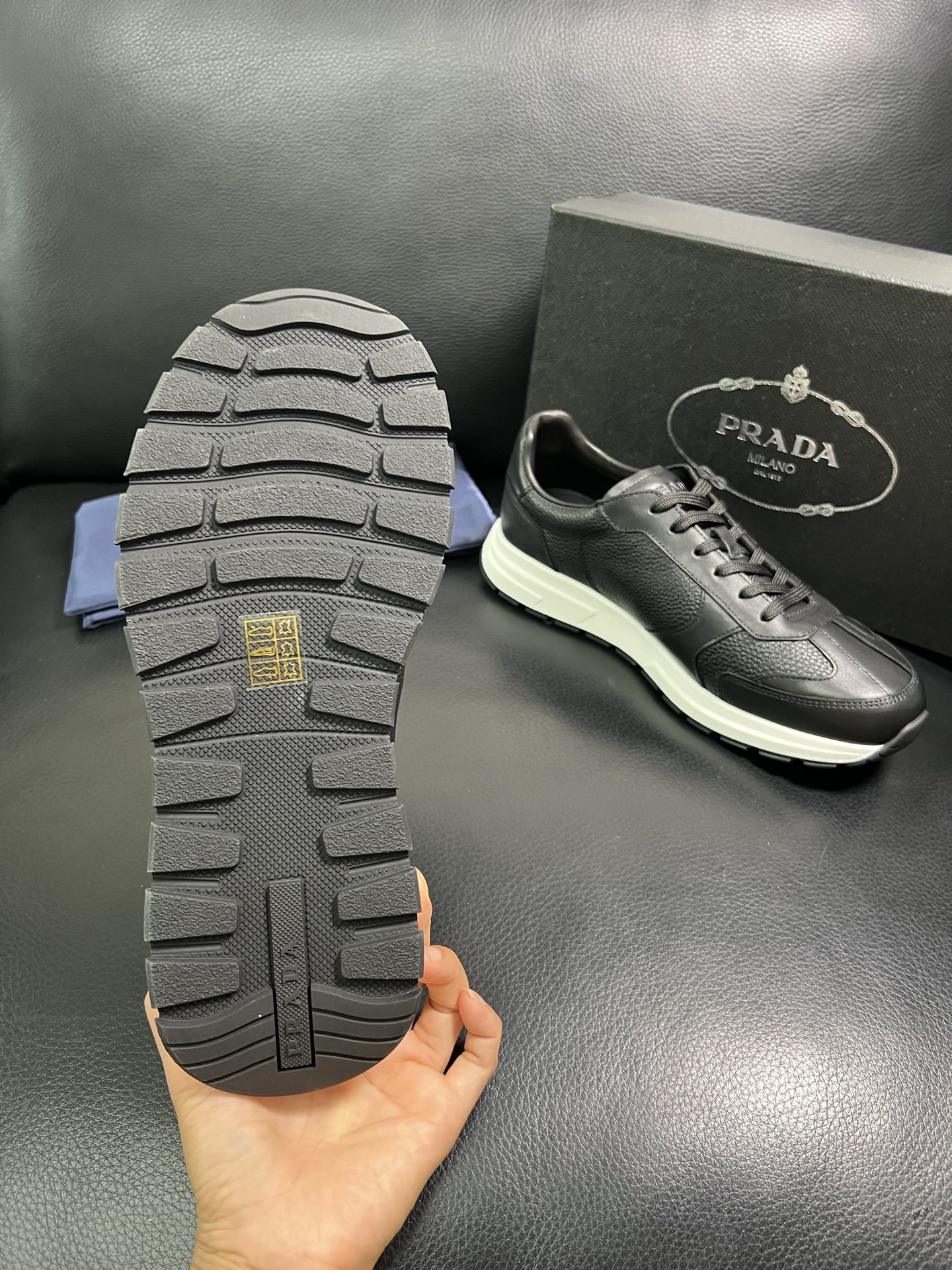  Prada🔍顶级代购🇮🇹 普拉达 专柜新款，原厂配置意大利进口牛皮面料，高品质复杂拼接工艺，进口牛皮内