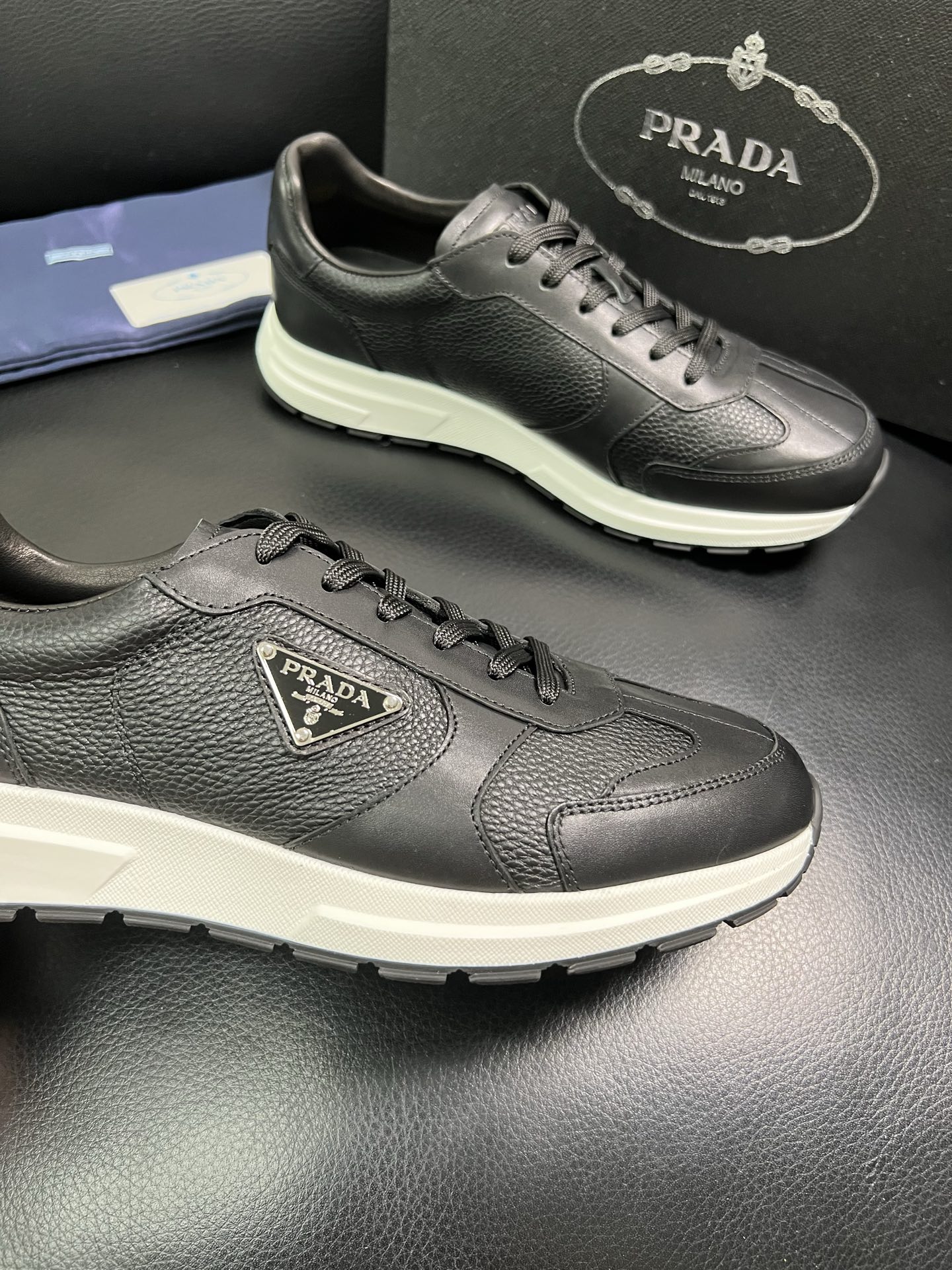  Prada🔍顶级代购🇮🇹 普拉达 专柜新款，原厂配置意大利进口牛皮面料，高品质复杂拼接工艺，进口牛皮内