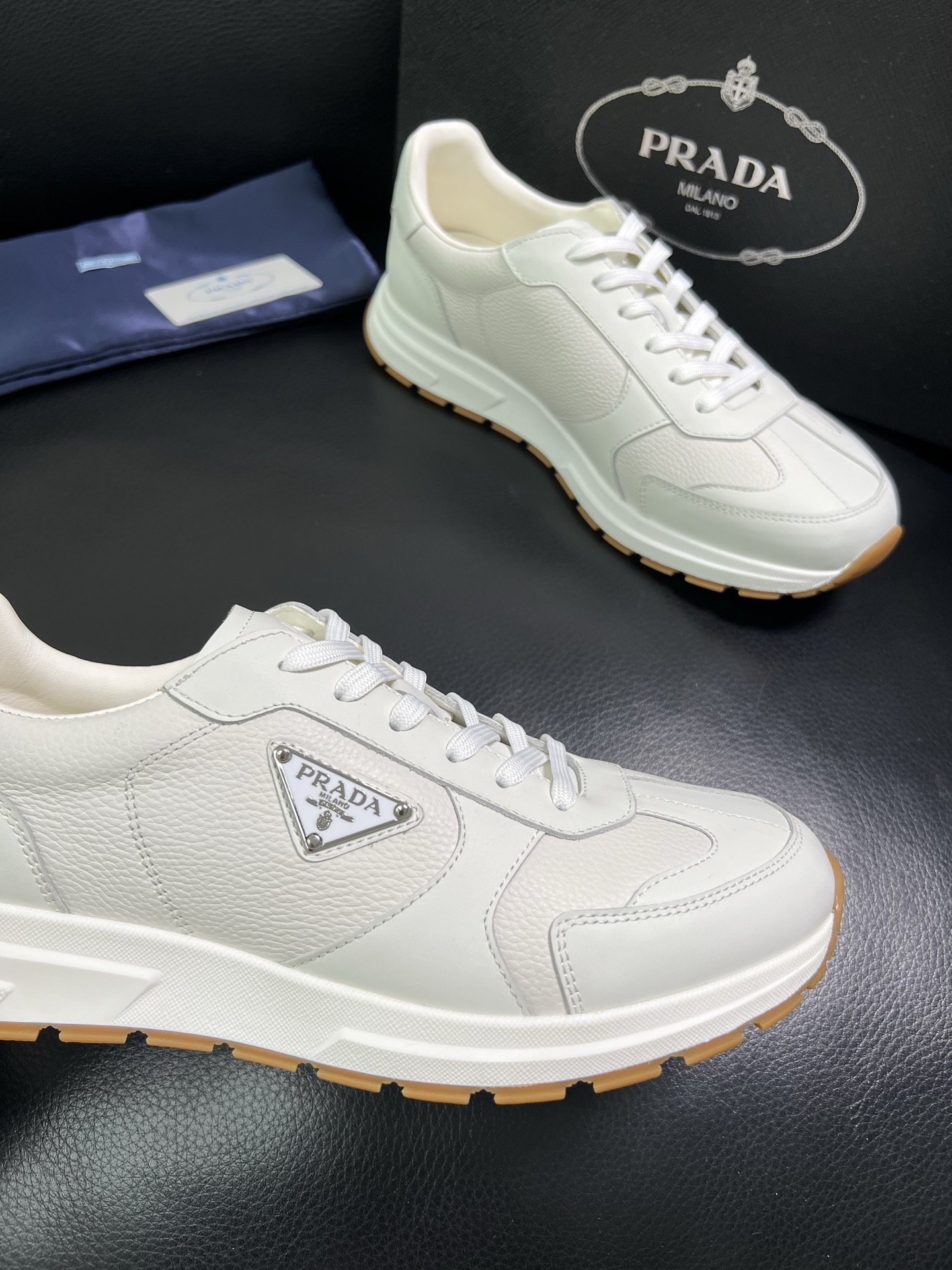  Prada🔍顶级代购🇮🇹 普拉达 专柜新款，原厂配置意大利进口牛皮面料，高品质复杂拼接工艺，进口牛皮内