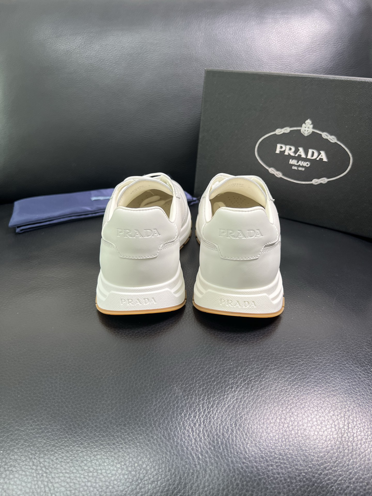  Prada🔍顶级代购🇮🇹 普拉达 专柜新款，原厂配置意大利进口牛皮面料，高品质复杂拼接工艺，进口牛皮内