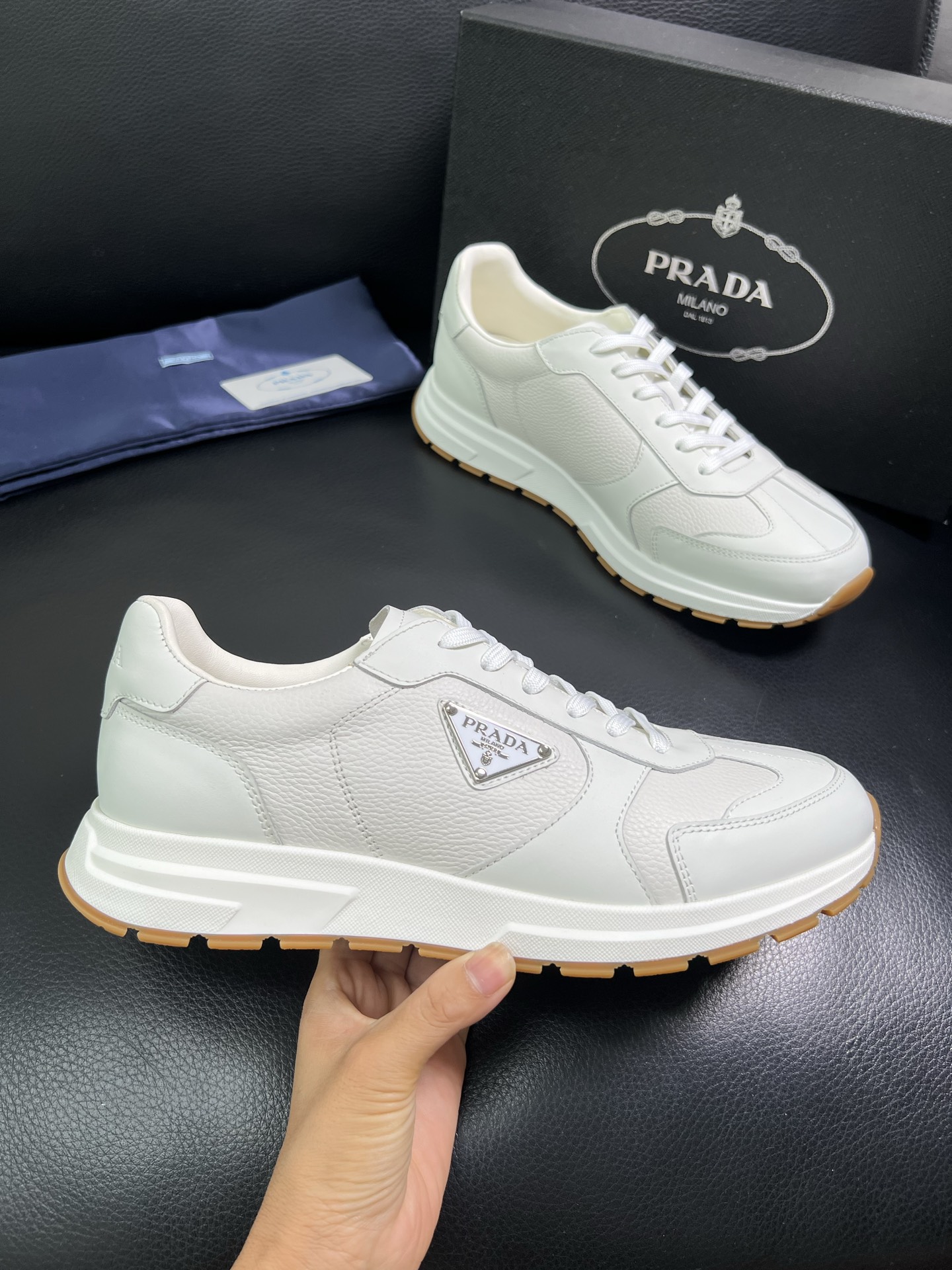  Prada🔍顶级代购🇮🇹 普拉达 专柜新款，原厂配置意大利进口牛皮面料，高品质复杂拼接工艺，进口牛皮内