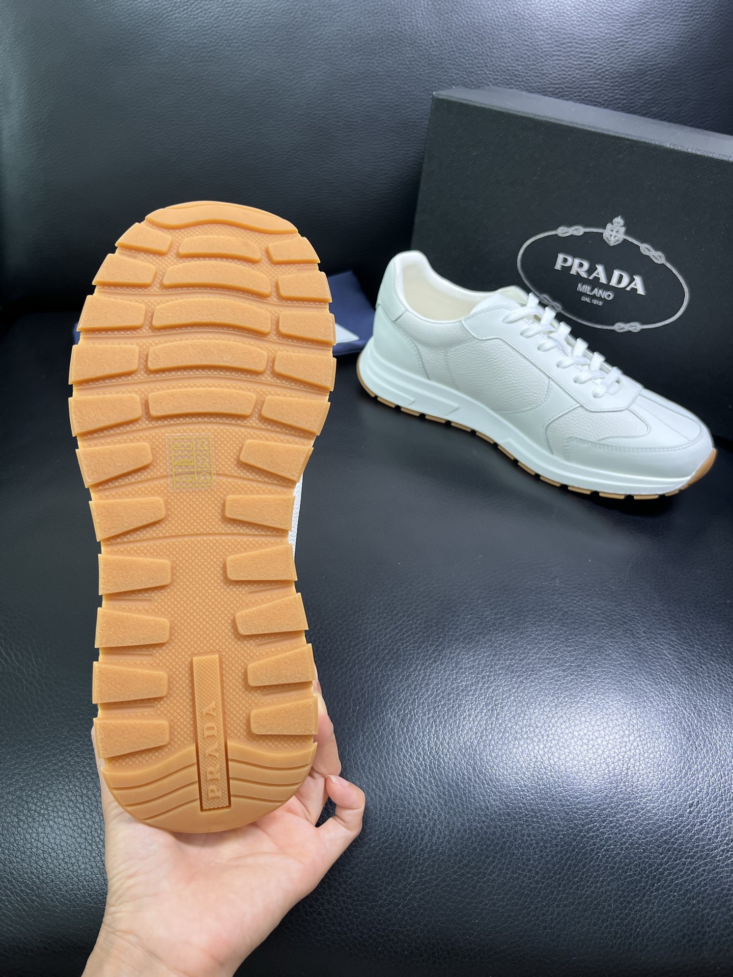 Prada🔍顶级代购🇮🇹 普拉达 专柜新款，原厂配置意大利进口牛皮面料，高品质复杂拼接工艺，进口牛皮内