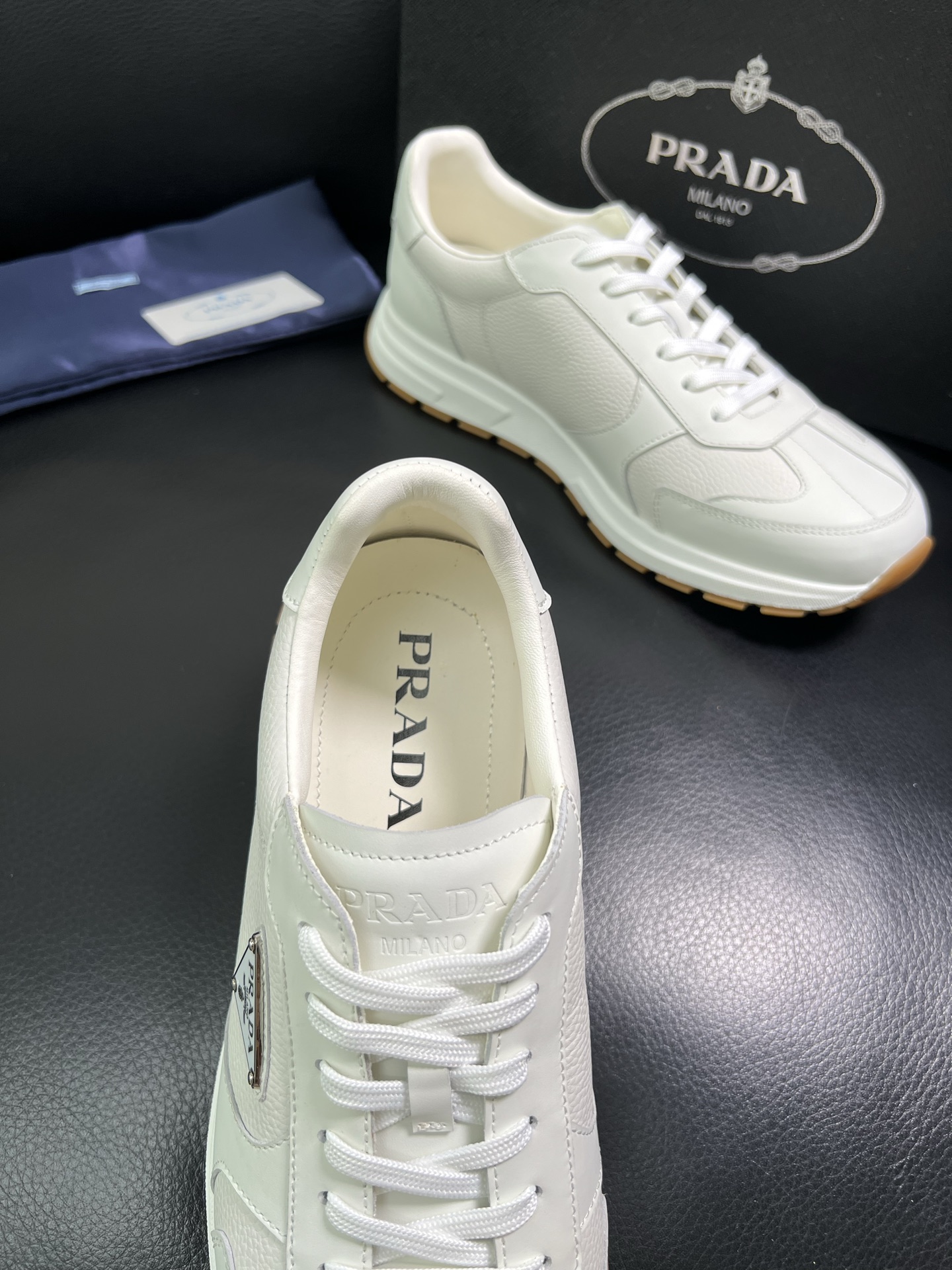  Prada🔍顶级代购🇮🇹 普拉达 专柜新款，原厂配置意大利进口牛皮面料，高品质复杂拼接工艺，进口牛皮内