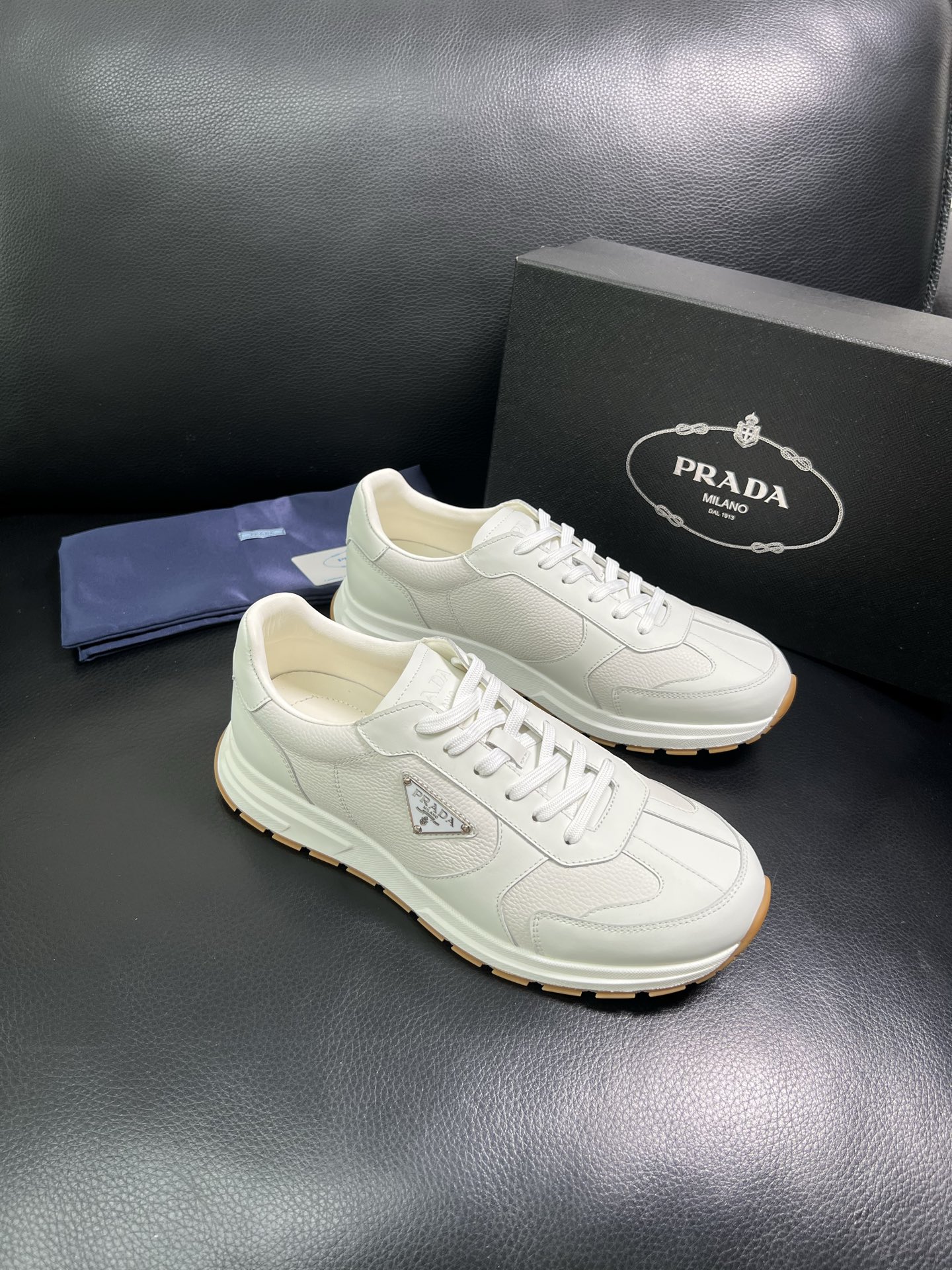  Prada🔍顶级代购🇮🇹 普拉达 专柜新款，原厂配置意大利进口牛皮面料，高品质复杂拼接工艺，进口牛皮内