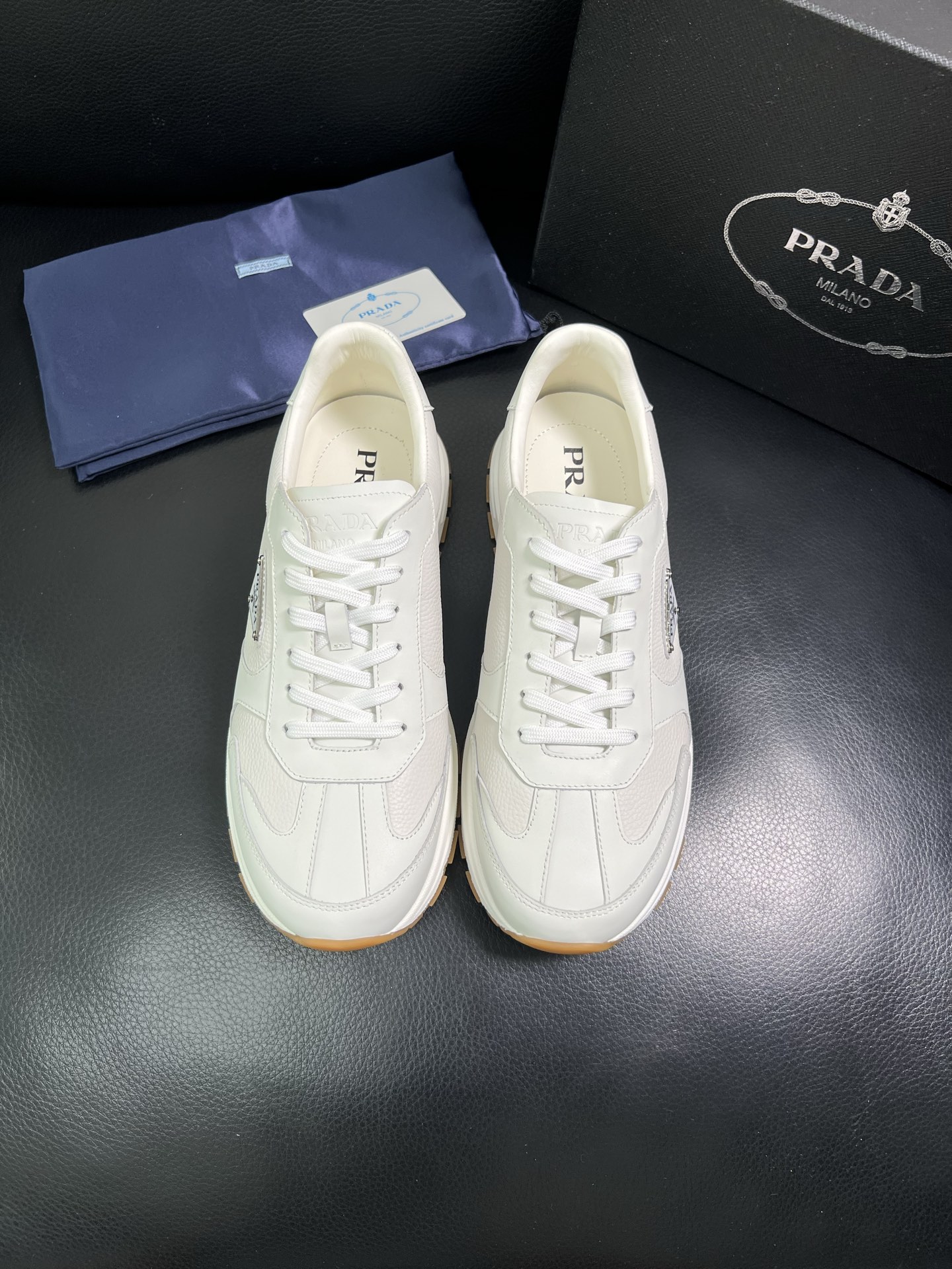  Prada🔍顶级代购🇮🇹 普拉达 专柜新款，原厂配置意大利进口牛皮面料，高品质复杂拼接工艺，进口牛皮内