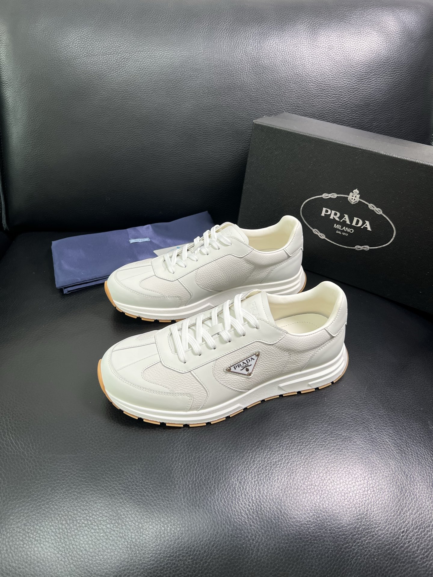  Prada🔍顶级代购🇮🇹 普拉达 专柜新款，原厂配置意大利进口牛皮面料，高品质复杂拼接工艺，进口牛皮内