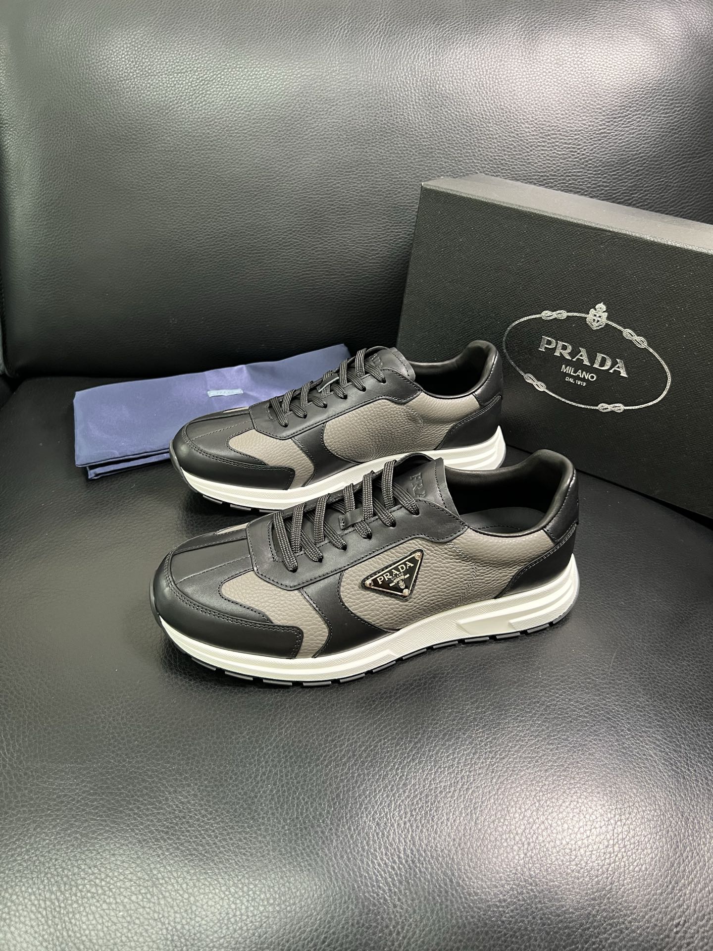  Prada🔍顶级代购🇮🇹 普拉达 专柜新款，原厂配置意大利进口牛皮面料，高品质复杂拼接工艺，进口牛皮内