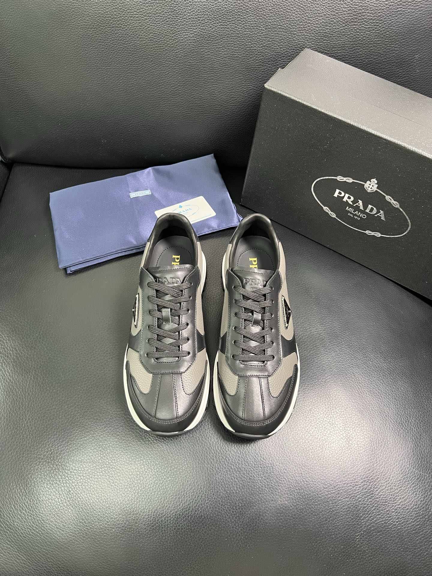  Prada🔍顶级代购🇮🇹 普拉达 专柜新款，原厂配置意大利进口牛皮面料，高品质复杂拼接工艺，进口牛皮内