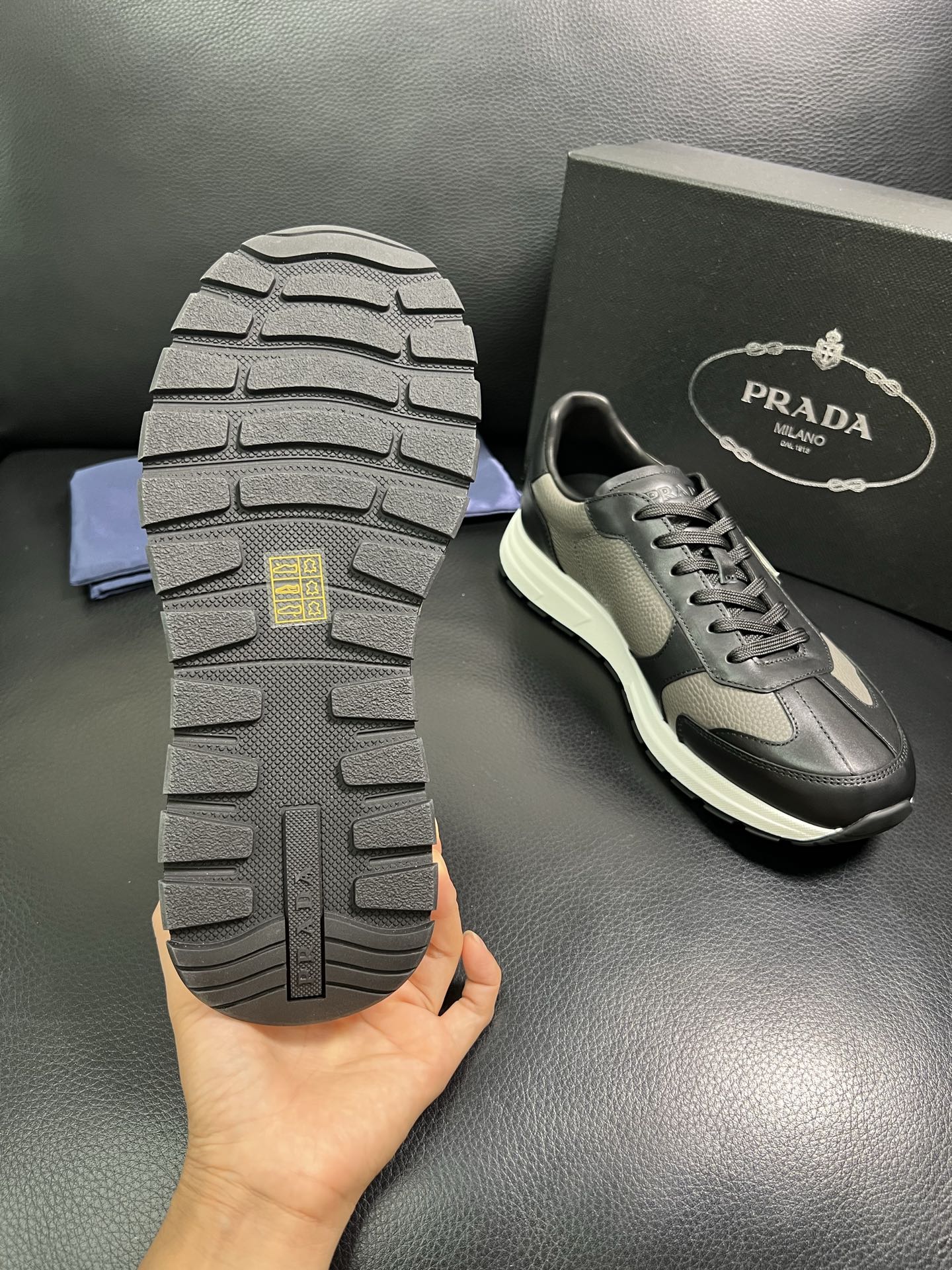  Prada🔍顶级代购🇮🇹 普拉达 专柜新款，原厂配置意大利进口牛皮面料，高品质复杂拼接工艺，进口牛皮内