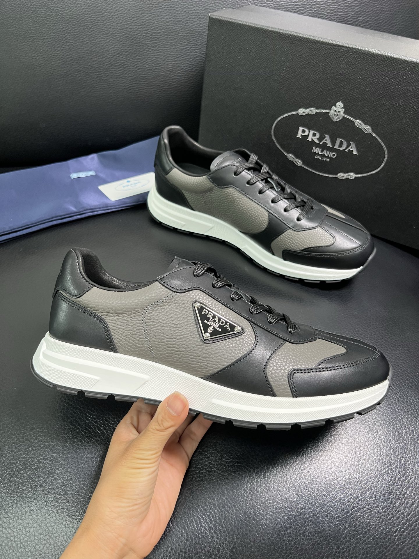  Prada🔍顶级代购🇮🇹 普拉达 专柜新款，原厂配置意大利进口牛皮面料，高品质复杂拼接工艺，进口牛皮内