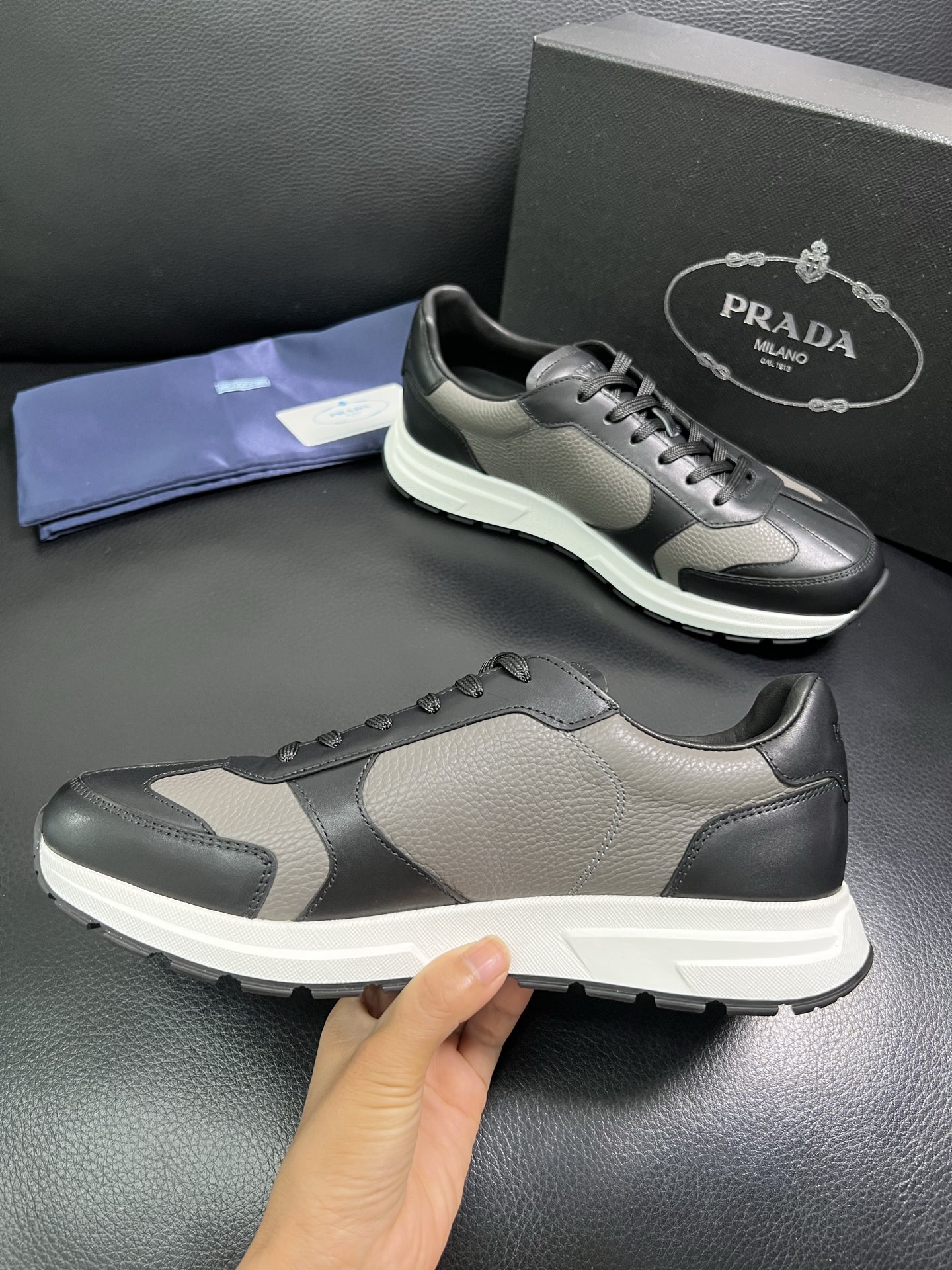  Prada🔍顶级代购🇮🇹 普拉达 专柜新款，原厂配置意大利进口牛皮面料，高品质复杂拼接工艺，进口牛皮内