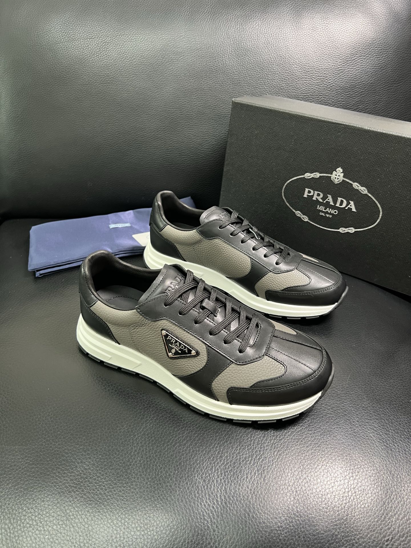  Prada🔍顶级代购🇮🇹 普拉达 专柜新款，原厂配置意大利进口牛皮面料，高品质复杂拼接工艺，进口牛皮内