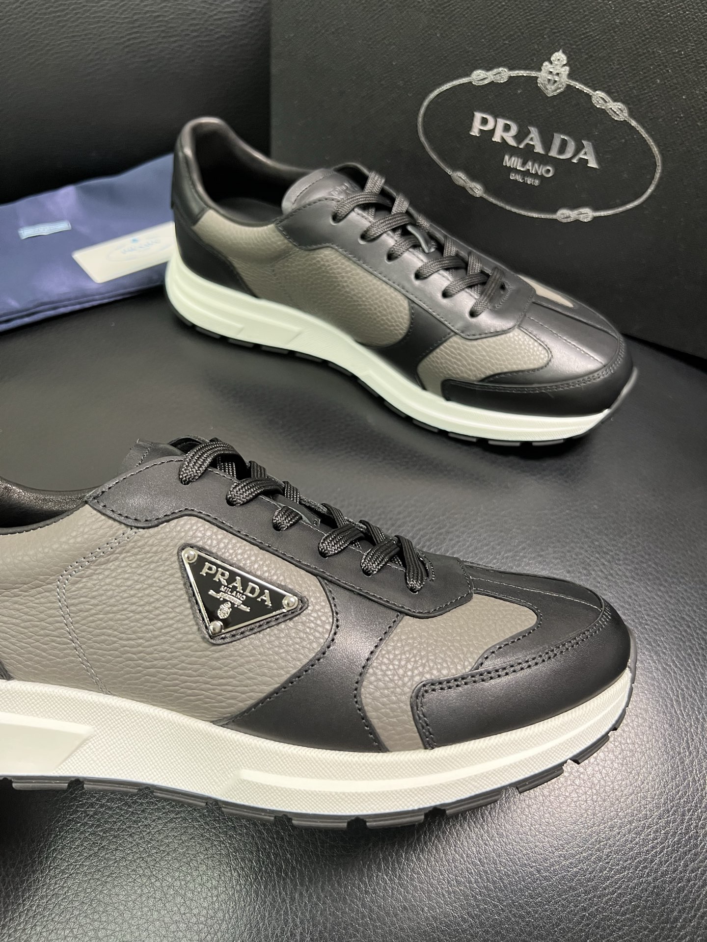  Prada🔍顶级代购🇮🇹 普拉达 专柜新款，原厂配置意大利进口牛皮面料，高品质复杂拼接工艺，进口牛皮内