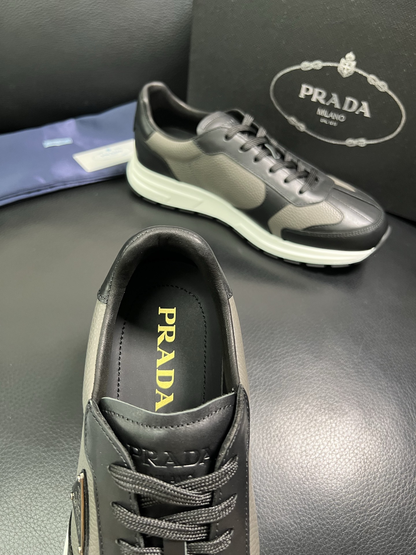  Prada🔍顶级代购🇮🇹 普拉达 专柜新款，原厂配置意大利进口牛皮面料，高品质复杂拼接工艺，进口牛皮内
