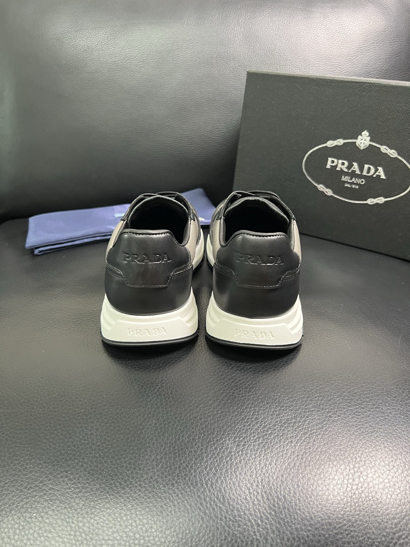  Prada🔍顶级代购🇮🇹 普拉达 专柜新款，原厂配置意大利进口牛皮面料，高品质复杂拼接工艺，进口牛皮内