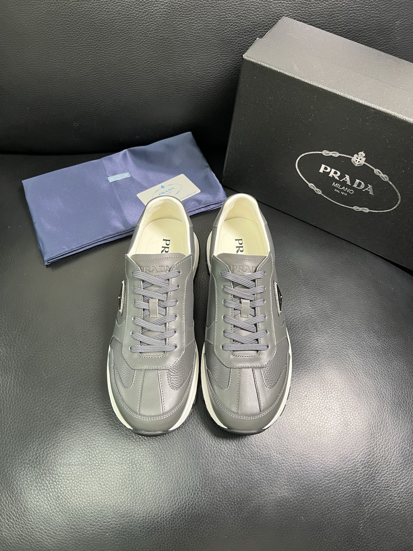  Prada🔍顶级代购🇮🇹 普拉达 专柜新款，原厂配置意大利进口牛皮面料，高品质复杂拼接工艺，进口牛皮内