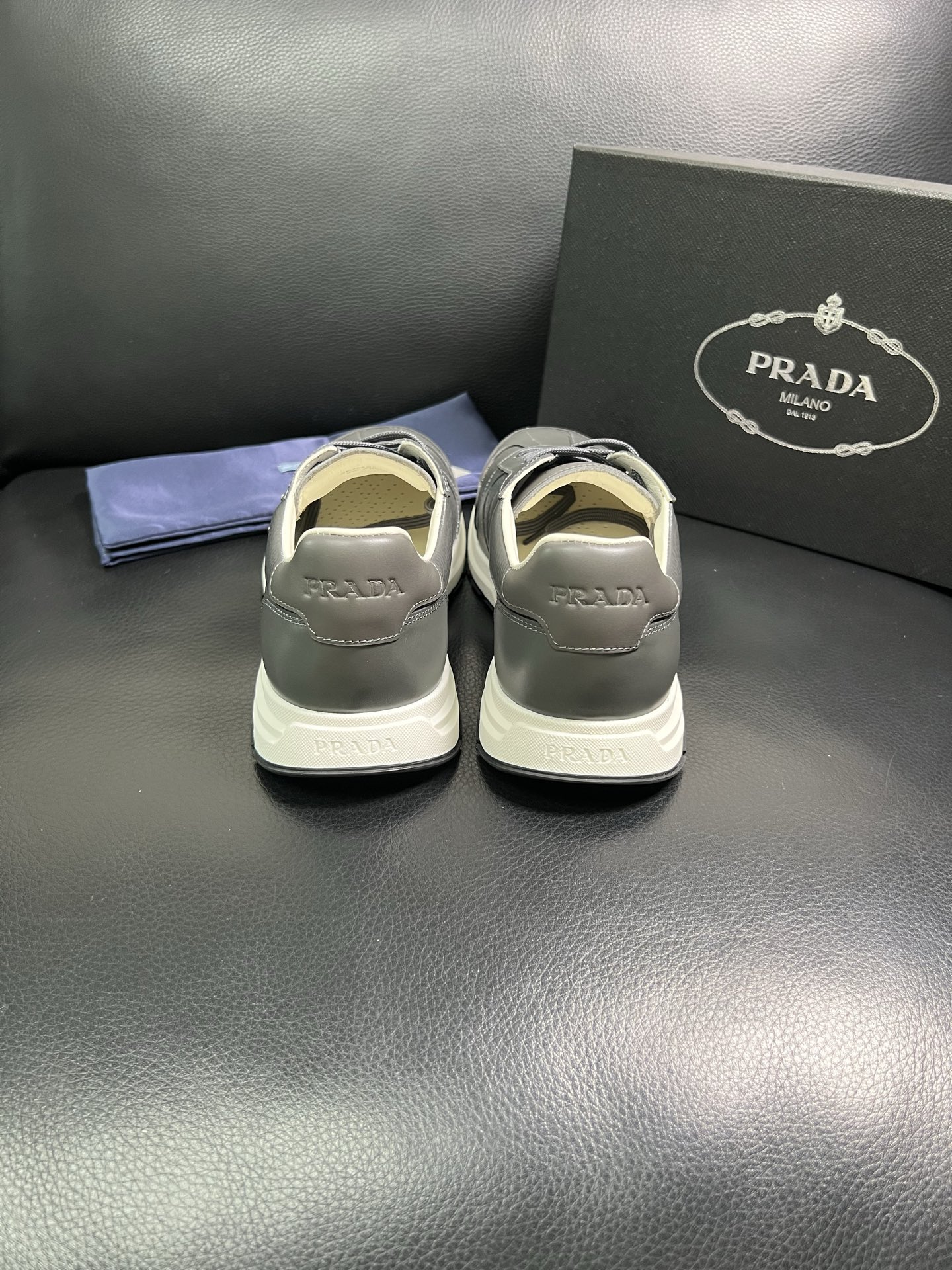  Prada🔍顶级代购🇮🇹 普拉达 专柜新款，原厂配置意大利进口牛皮面料，高品质复杂拼接工艺，进口牛皮内