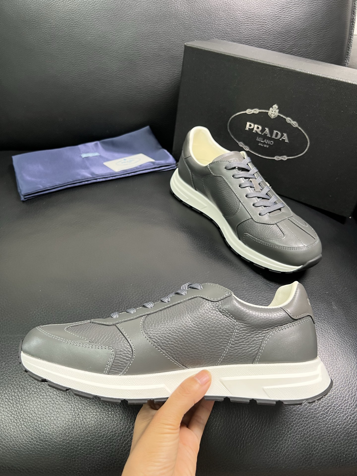  Prada🔍顶级代购🇮🇹 普拉达 专柜新款，原厂配置意大利进口牛皮面料，高品质复杂拼接工艺，进口牛皮内