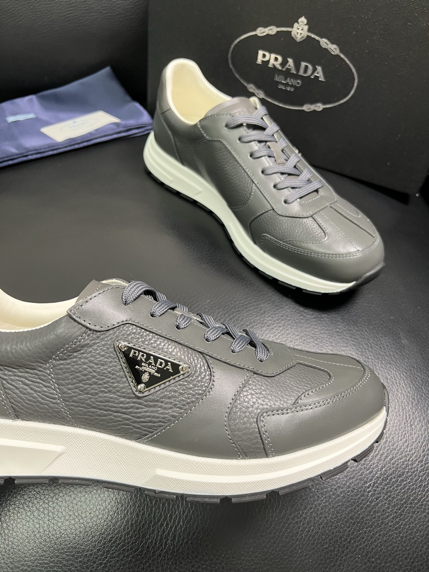  Prada🔍顶级代购🇮🇹 普拉达 专柜新款，原厂配置意大利进口牛皮面料，高品质复杂拼接工艺，进口牛皮内