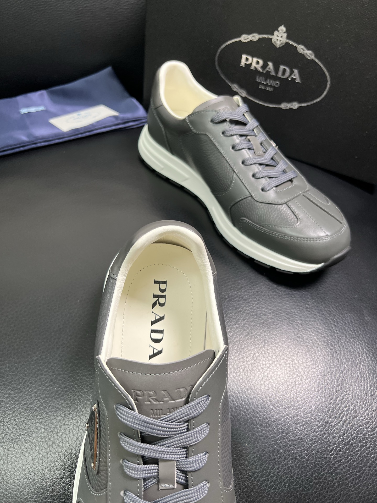  Prada🔍顶级代购🇮🇹 普拉达 专柜新款，原厂配置意大利进口牛皮面料，高品质复杂拼接工艺，进口牛皮内