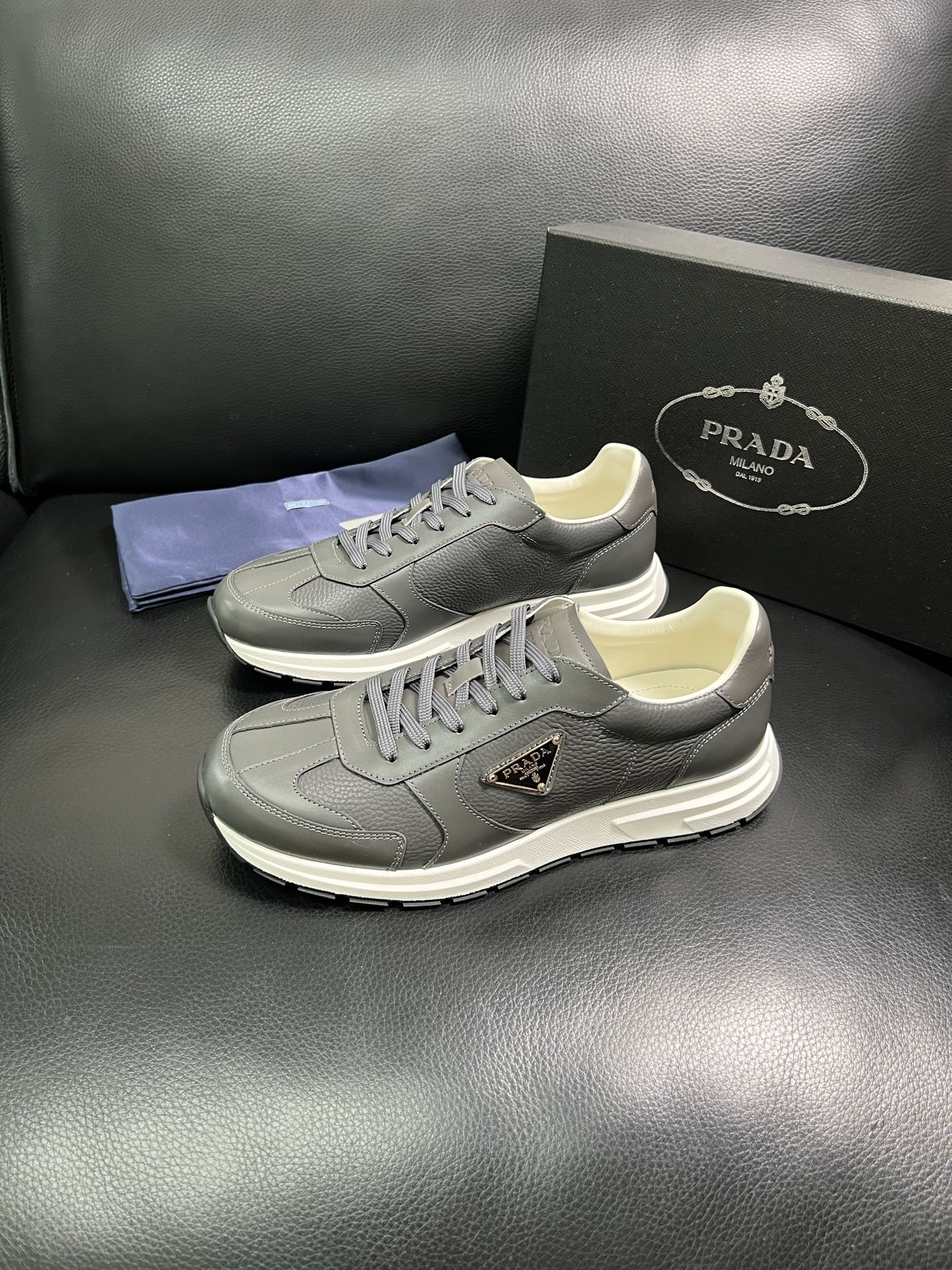  Prada🔍顶级代购🇮🇹 普拉达 专柜新款，原厂配置意大利进口牛皮面料，高品质复杂拼接工艺，进口牛皮内