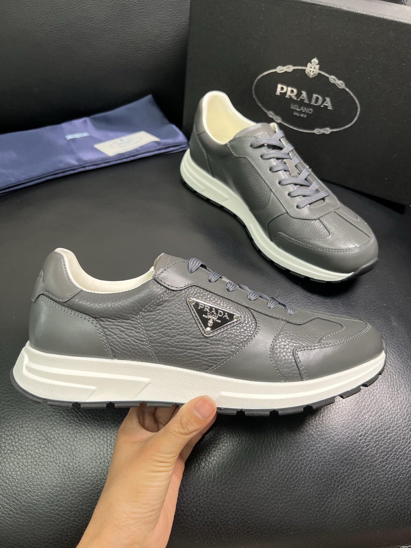  Prada🔍顶级代购🇮🇹 普拉达 专柜新款，原厂配置意大利进口牛皮面料，高品质复杂拼接工艺，进口牛皮内