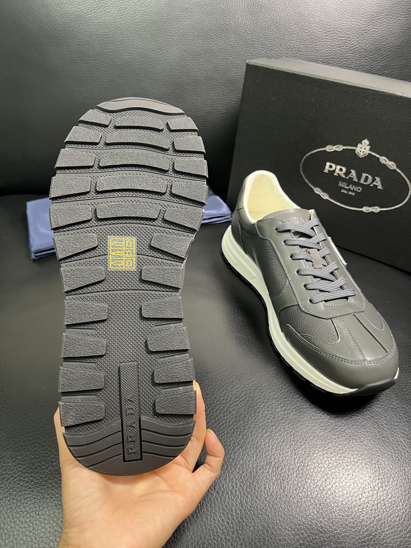  Prada🔍顶级代购🇮🇹 普拉达 专柜新款，原厂配置意大利进口牛皮面料，高品质复杂拼接工艺，进口牛皮内